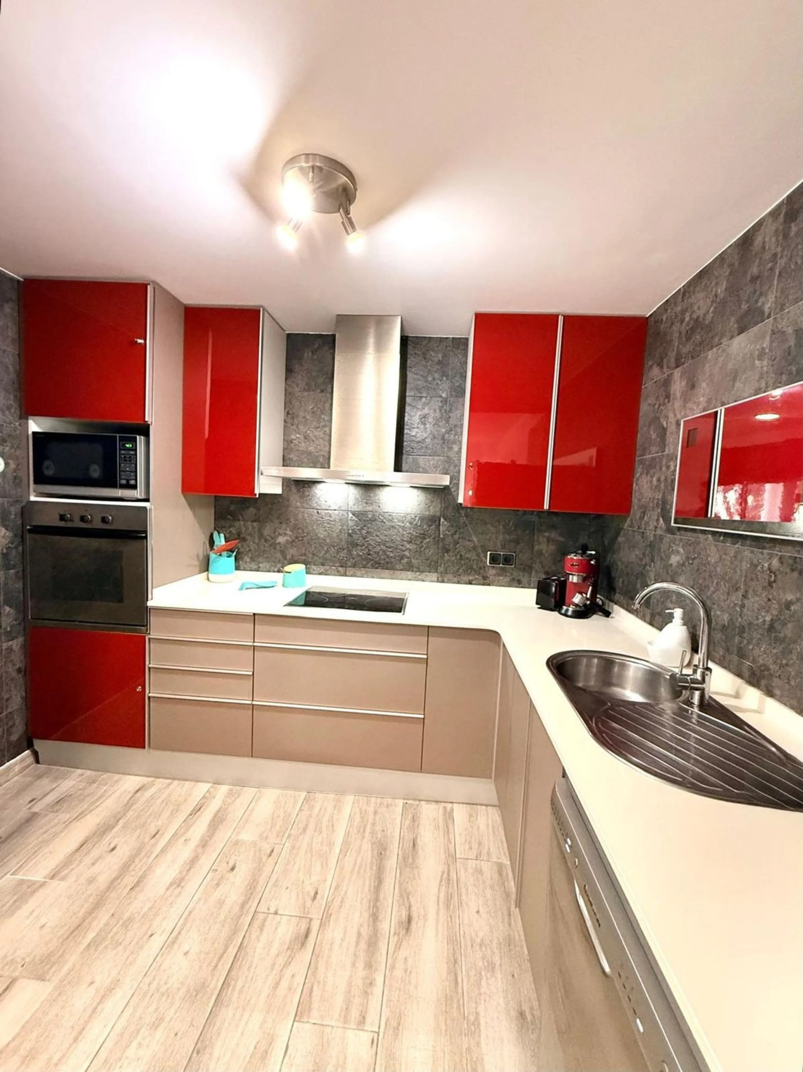Piso moderno con terraza y servicios premium a 20 metros del mar en Cambrils