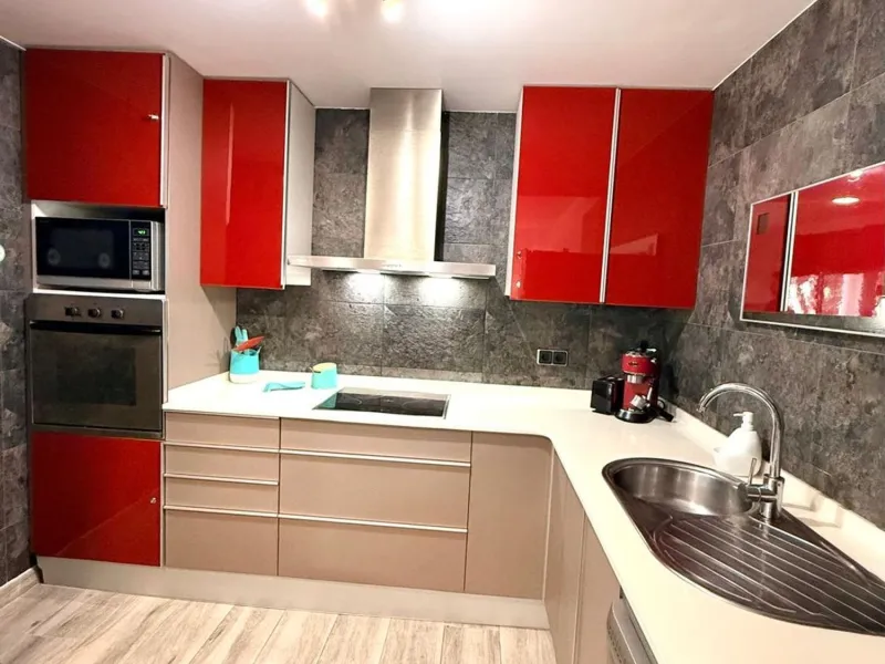 Piso moderno con terraza y servicios premium a 20 metros del mar en Cambrils