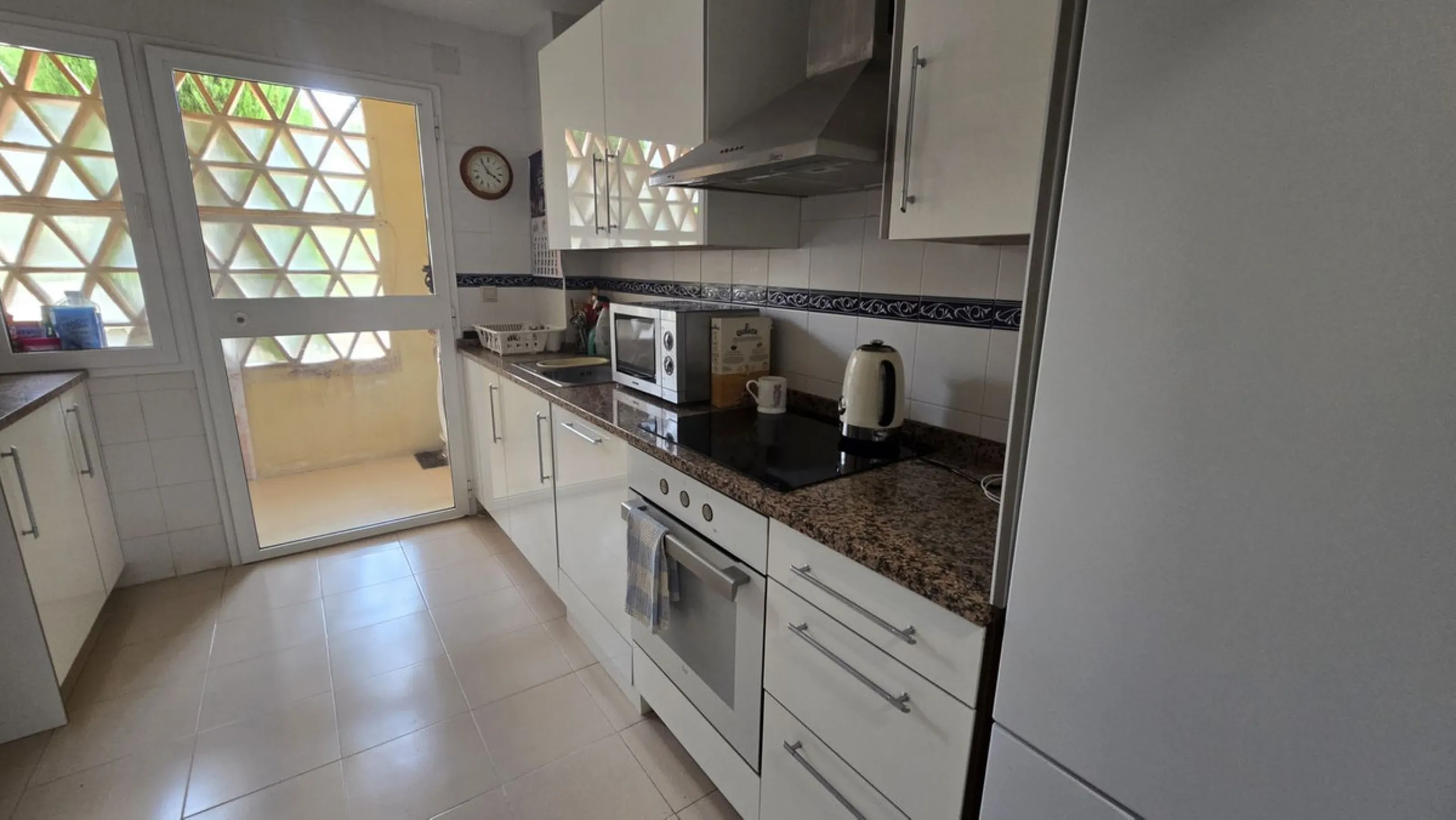 MOTIVATED SELLER. 3 BED 2 BATH. LA CALA HILLS € 420,000. ELEVATED GROUND FLOOR CORNER. AMAZING VIEWS.