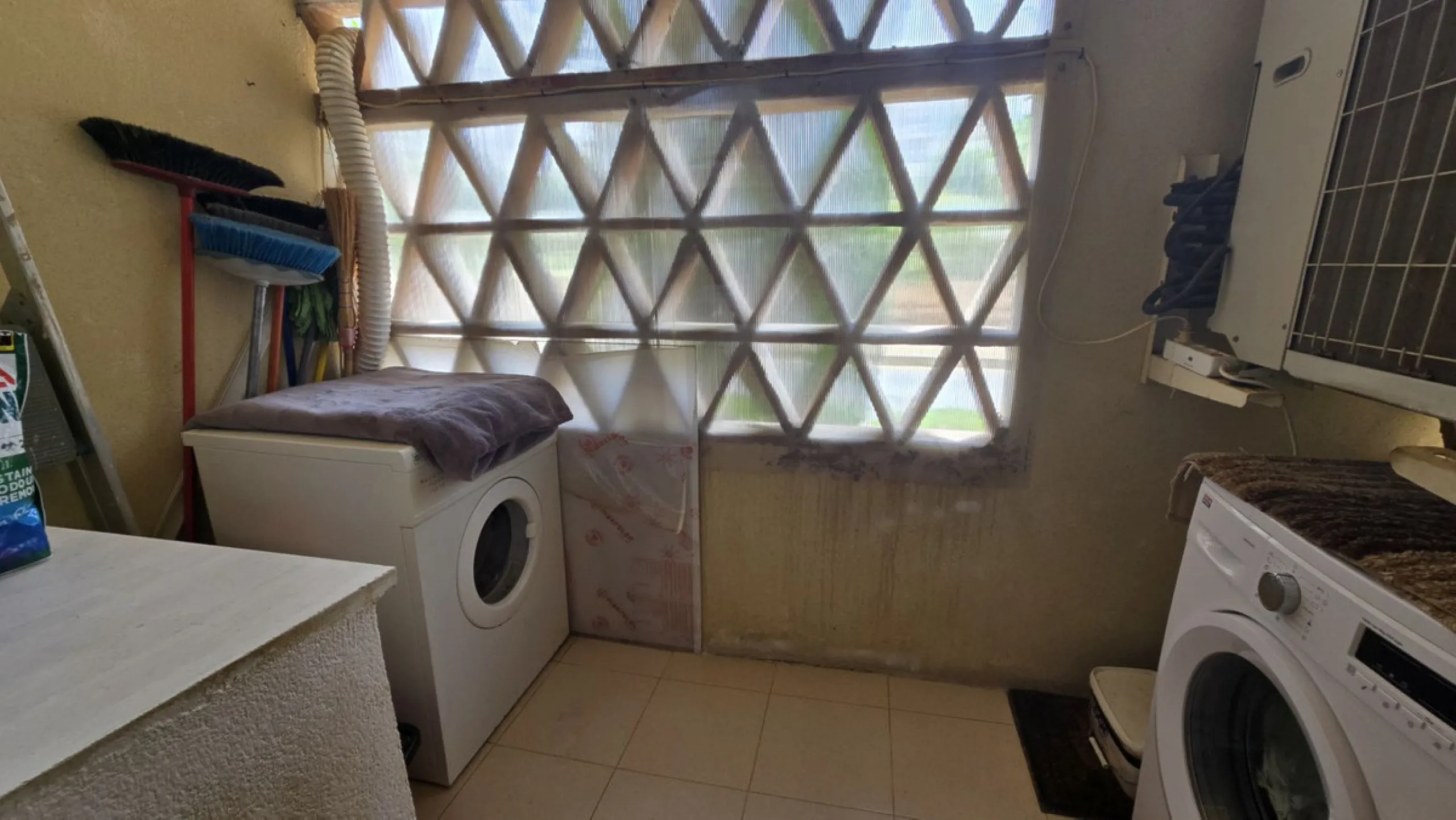 MOTIVATED SELLER. 3 BED 2 BATH. LA CALA HILLS € 420,000. ELEVATED GROUND FLOOR CORNER. AMAZING VIEWS.