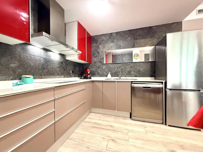 Piso moderno con terraza y servicios premium a 20 metros del mar en Cambrils