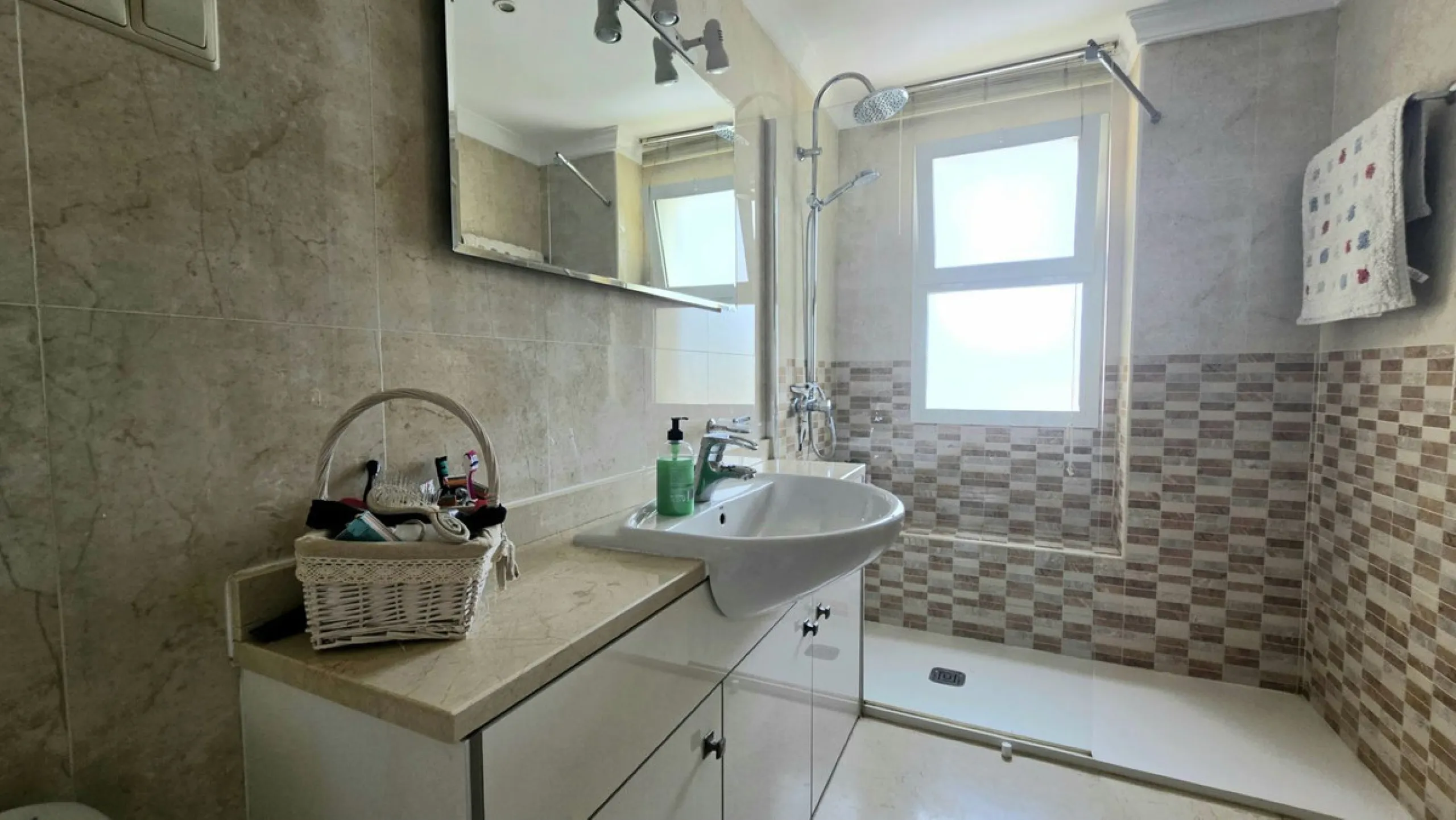MOTIVATED SELLER. 3 BED 2 BATH. LA CALA HILLS € 420,000. ELEVATED GROUND FLOOR CORNER. AMAZING VIEWS.
