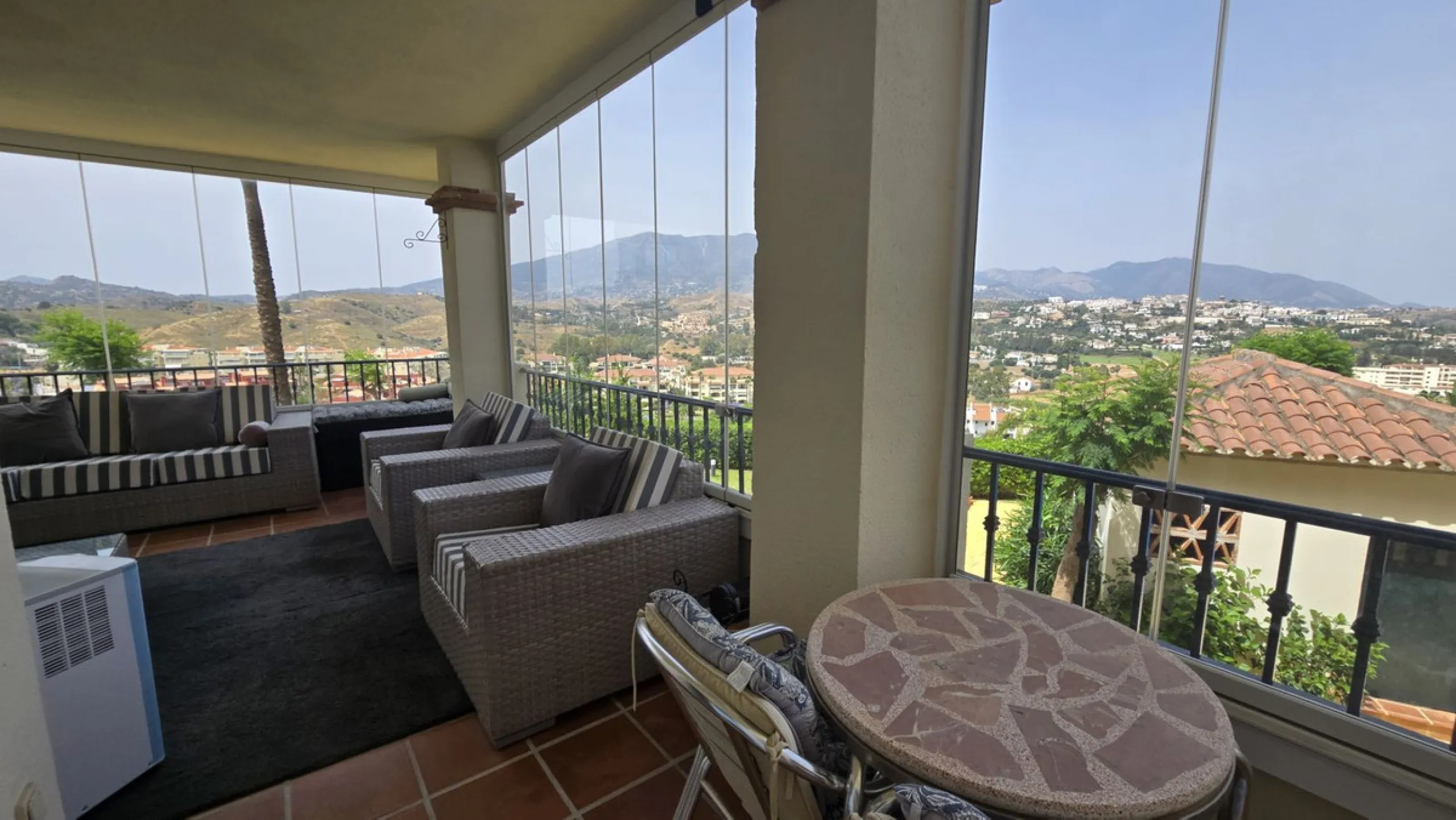 MOTIVATED SELLER. 3 BED 2 BATH. LA CALA HILLS € 420,000. ELEVATED GROUND FLOOR CORNER. AMAZING VIEWS.