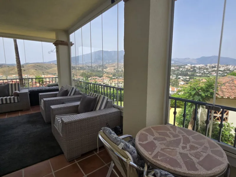 MOTIVATED SELLER. 3 BED 2 BATH. LA CALA HILLS € 420,000. ELEVATED GROUND FLOOR CORNER. AMAZING VIEWS.