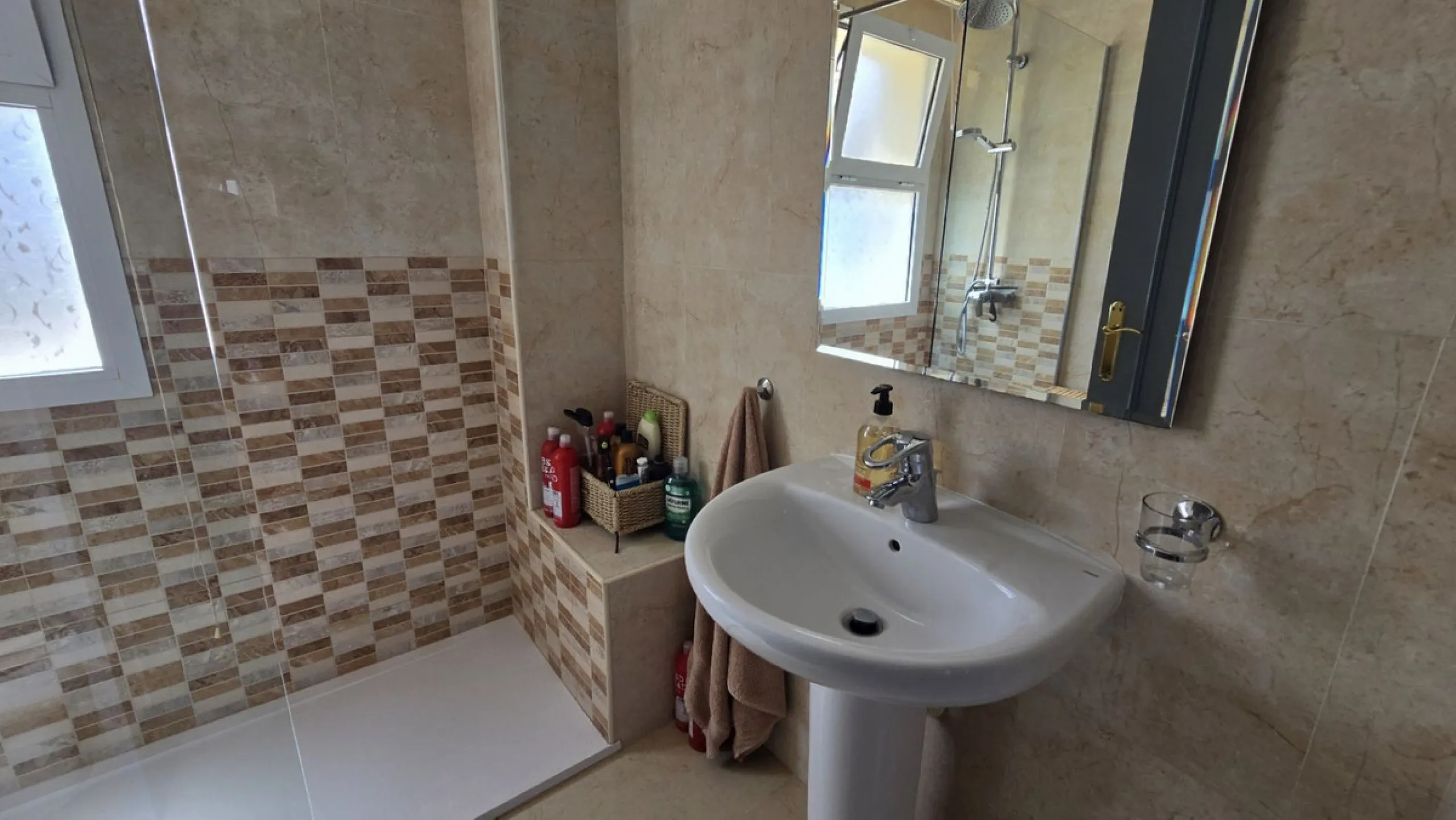 MOTIVATED SELLER. 3 BED 2 BATH. LA CALA HILLS € 420,000. ELEVATED GROUND FLOOR CORNER. AMAZING VIEWS.