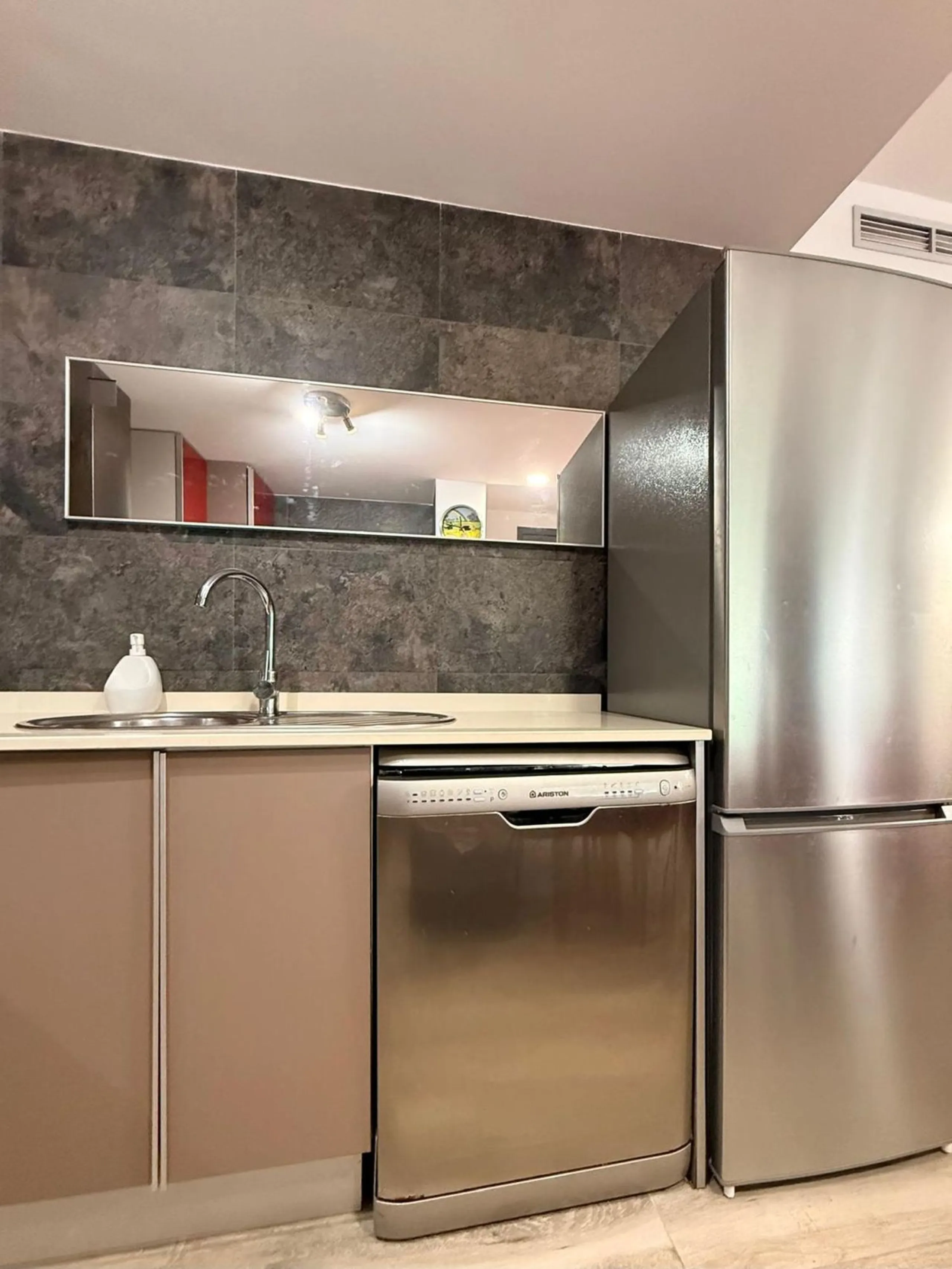 Piso moderno con terraza y servicios premium a 20 metros del mar en Cambrils