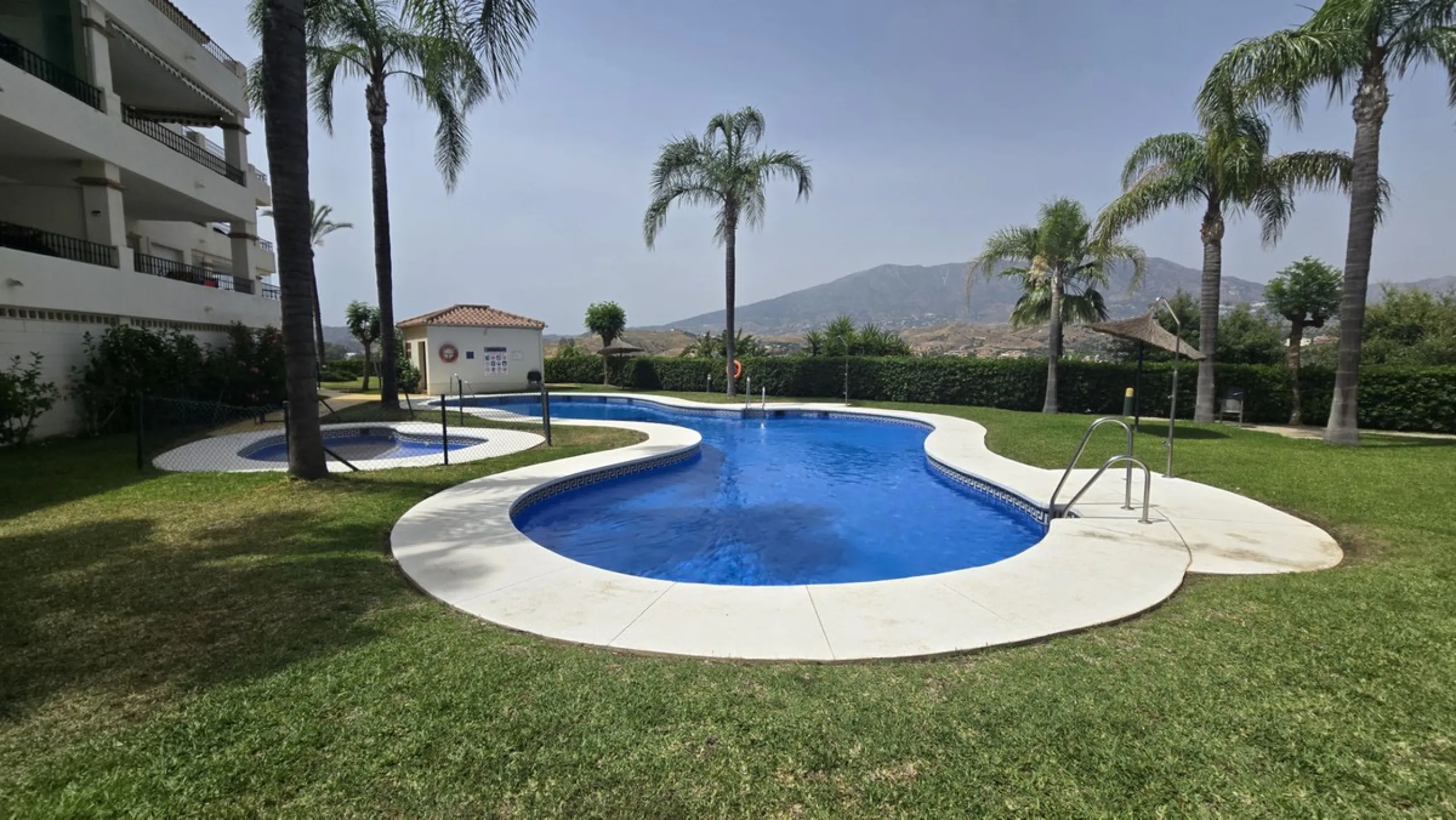 MOTIVATED SELLER. 3 BED 2 BATH. LA CALA HILLS € 420,000. ELEVATED GROUND FLOOR CORNER. AMAZING VIEWS.