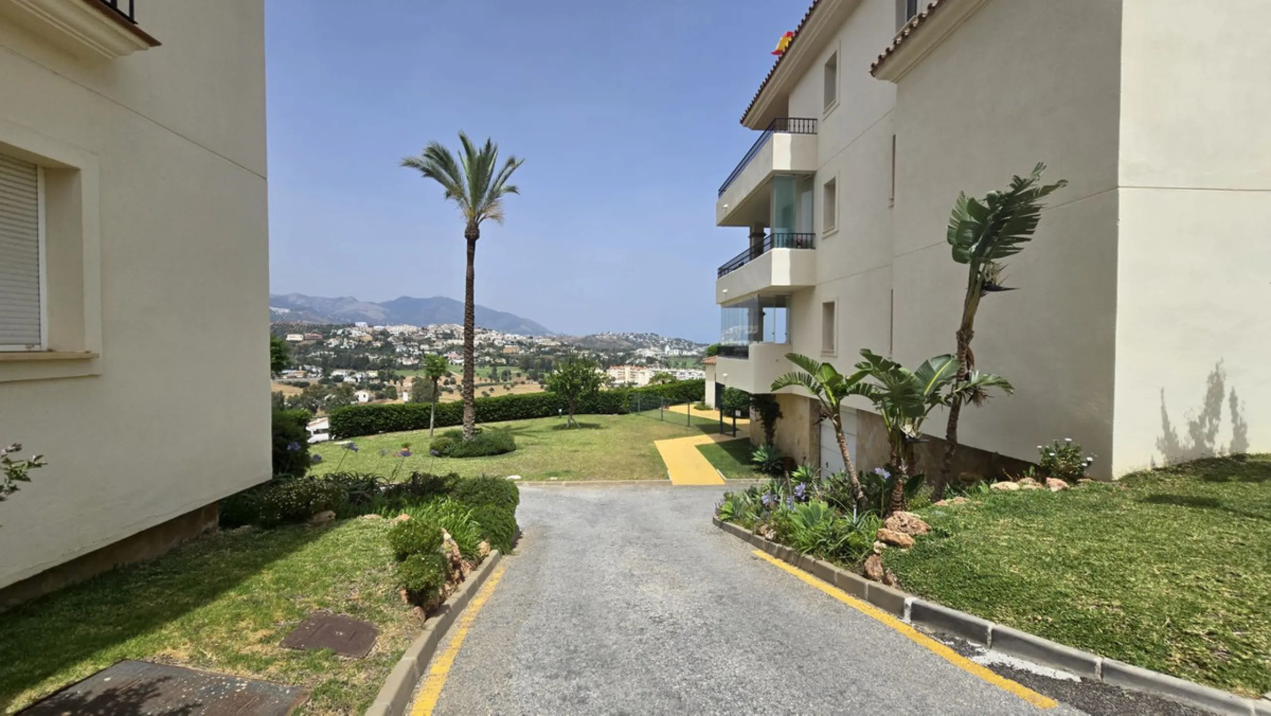 MOTIVATED SELLER. 3 BED 2 BATH. LA CALA HILLS € 420,000. ELEVATED GROUND FLOOR CORNER. AMAZING VIEWS.