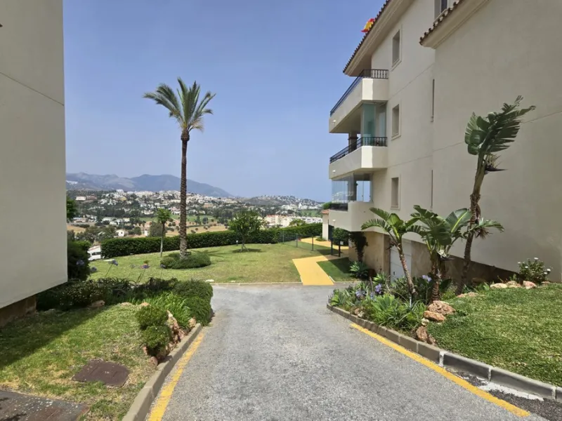 MOTIVATED SELLER. 3 BED 2 BATH. LA CALA HILLS € 420,000. ELEVATED GROUND FLOOR CORNER. AMAZING VIEWS.