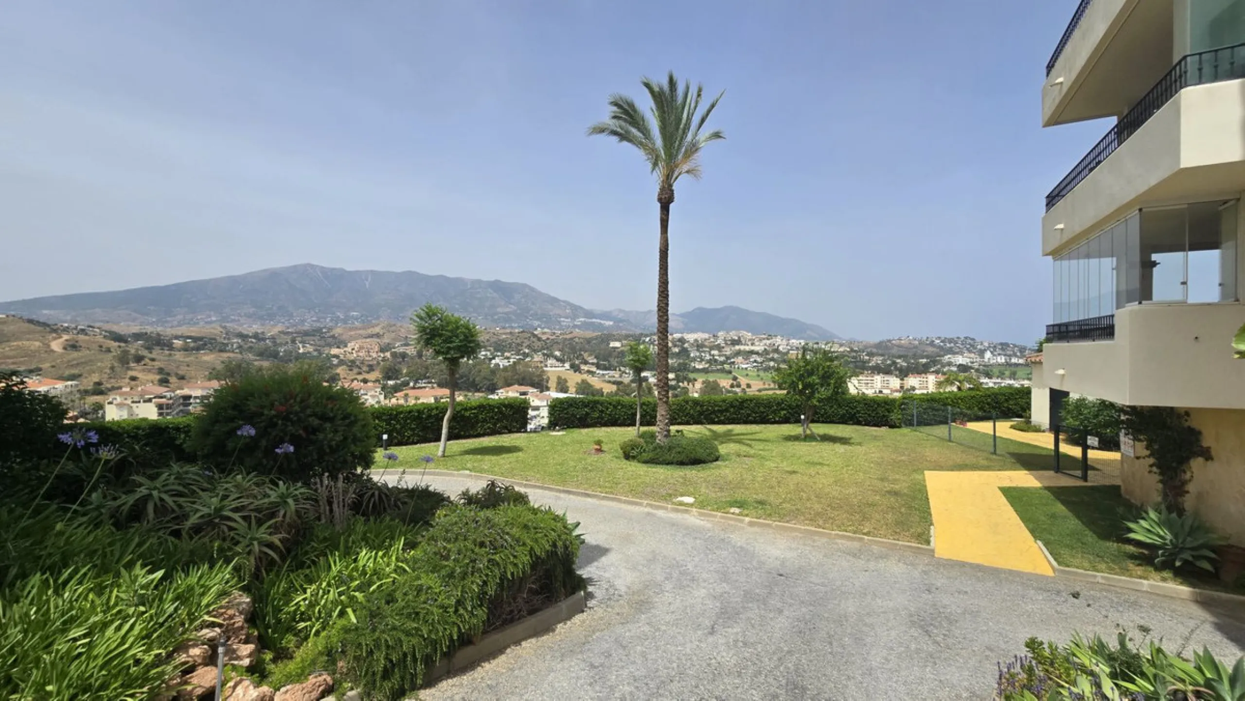 MOTIVATED SELLER. 3 BED 2 BATH. LA CALA HILLS € 420,000. ELEVATED GROUND FLOOR CORNER. AMAZING VIEWS.