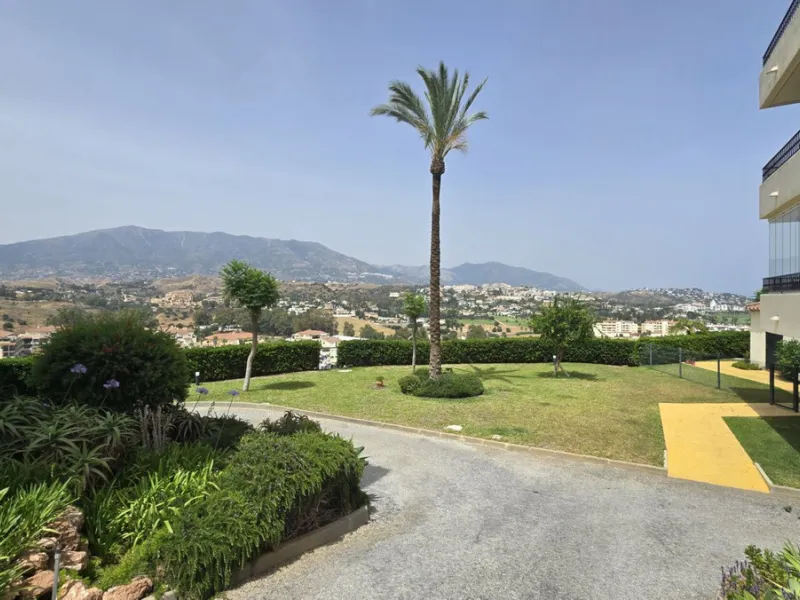 MOTIVATED SELLER. 3 BED 2 BATH. LA CALA HILLS € 420,000. ELEVATED GROUND FLOOR CORNER. AMAZING VIEWS.