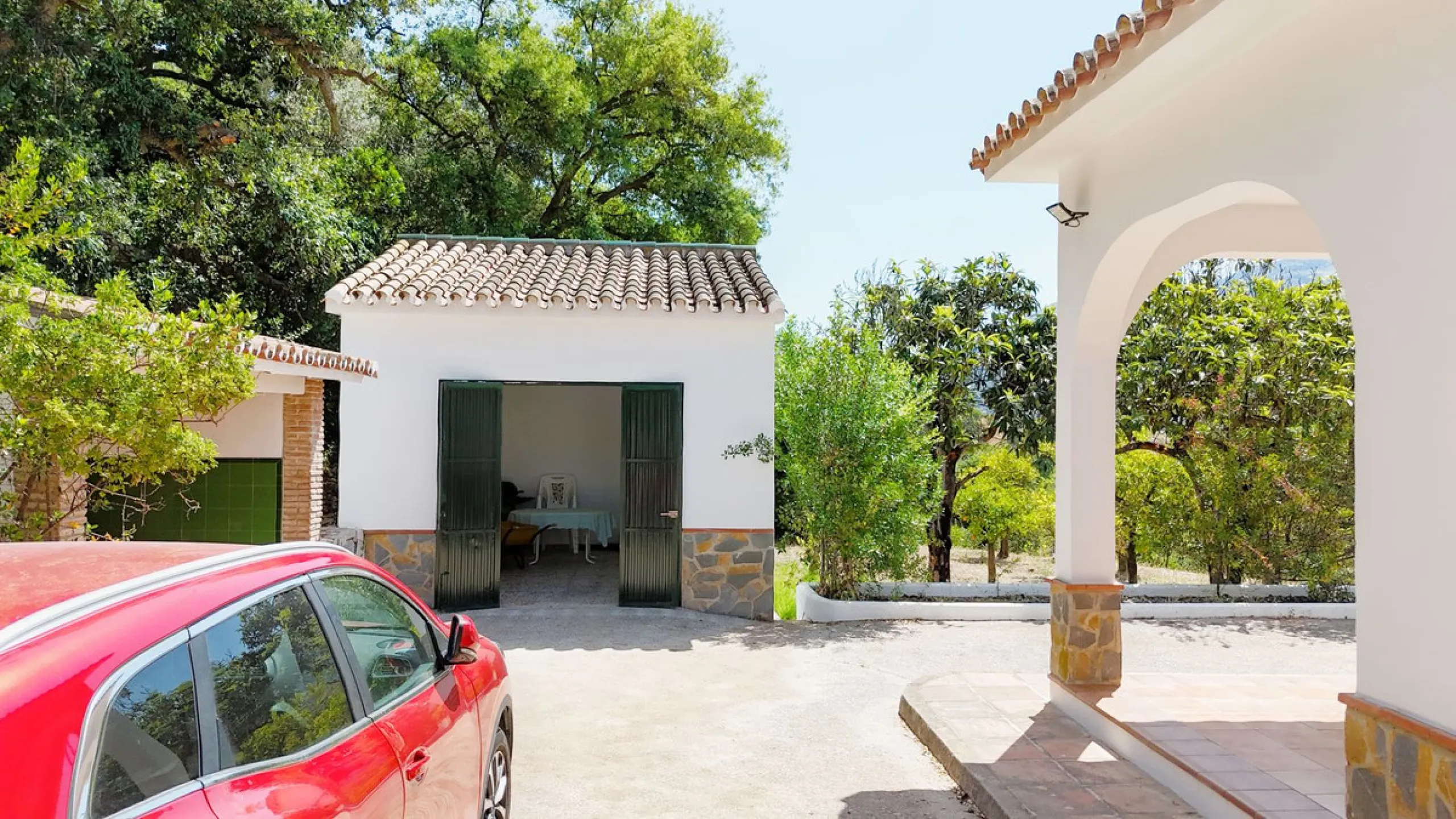 Impressive property in a prime location with views of the countryside and mountains on a plot of over 37,000 m² in Alhaurin El Grande !