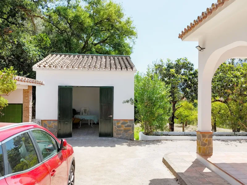 Impressive property in a prime location with views of the countryside and mountains on a plot of over 37,000 m² in Alhaurin El Grande !