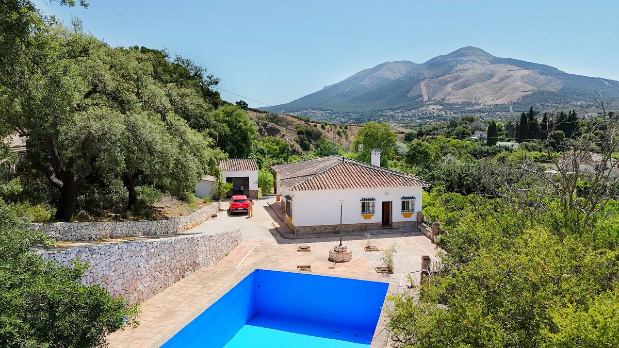Impressive property in a prime location with views of the countryside and mountains on a plot of over 37,000 m² in Alhaurin El Grande !