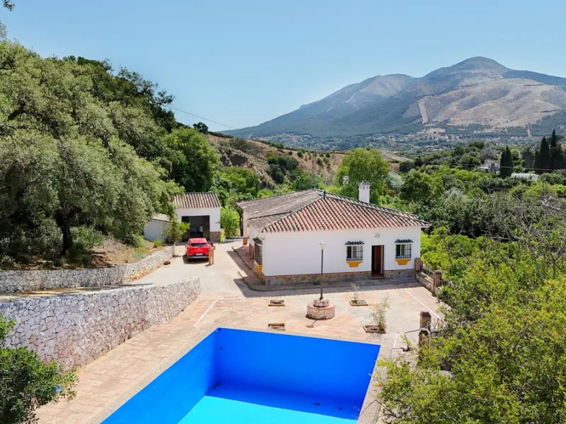 Impressive property in a prime location with views of the countryside and mountains on a plot of over 37,000 m² in Alhaurin El Grande !