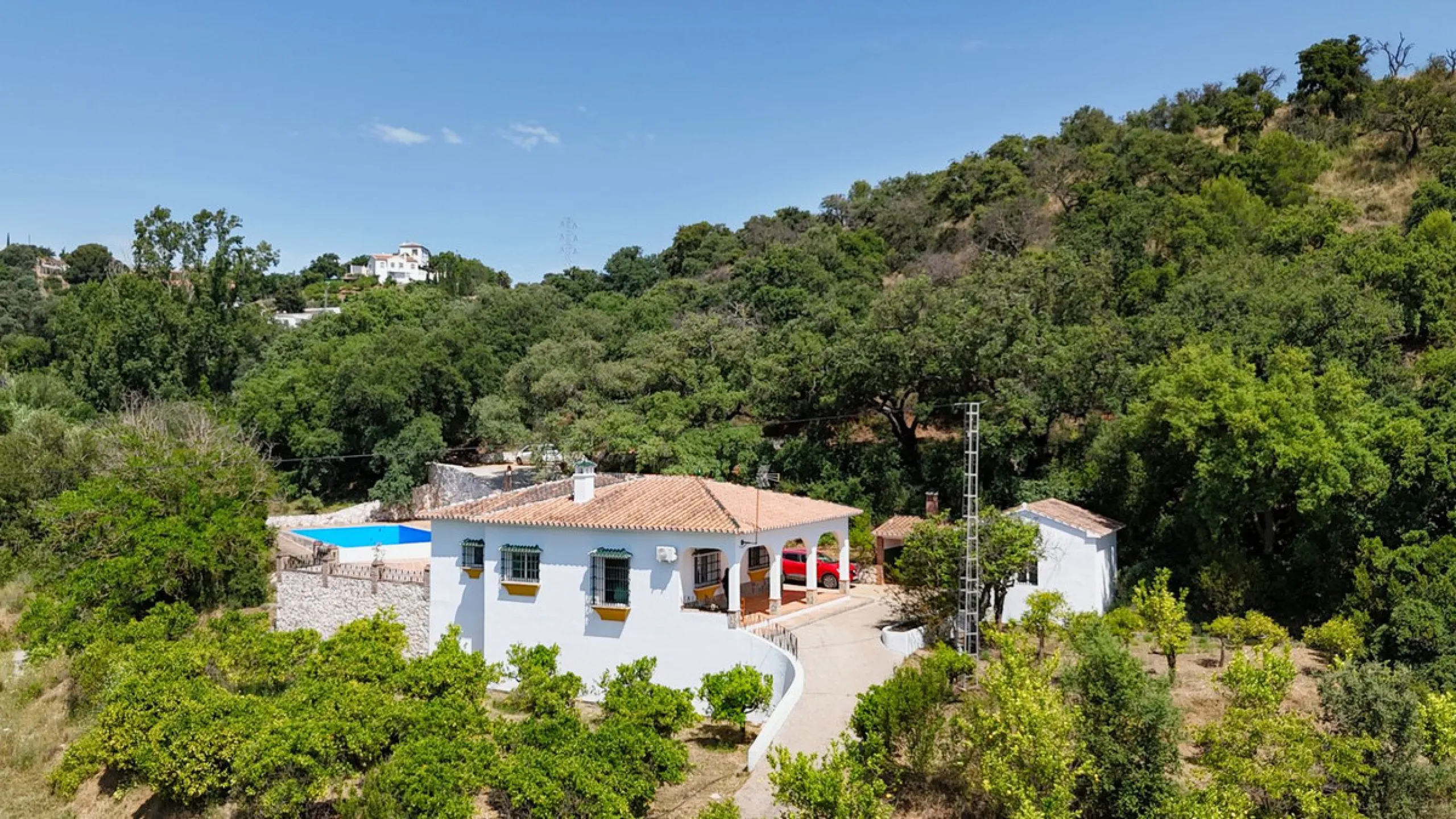 Impressive property in a prime location with views of the countryside and mountains on a plot of over 37,000 m² in Alhaurin El Grande !