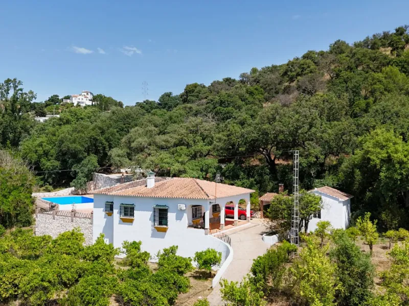 Impressive property in a prime location with views of the countryside and mountains on a plot of over 37,000 m² in Alhaurin El Grande !