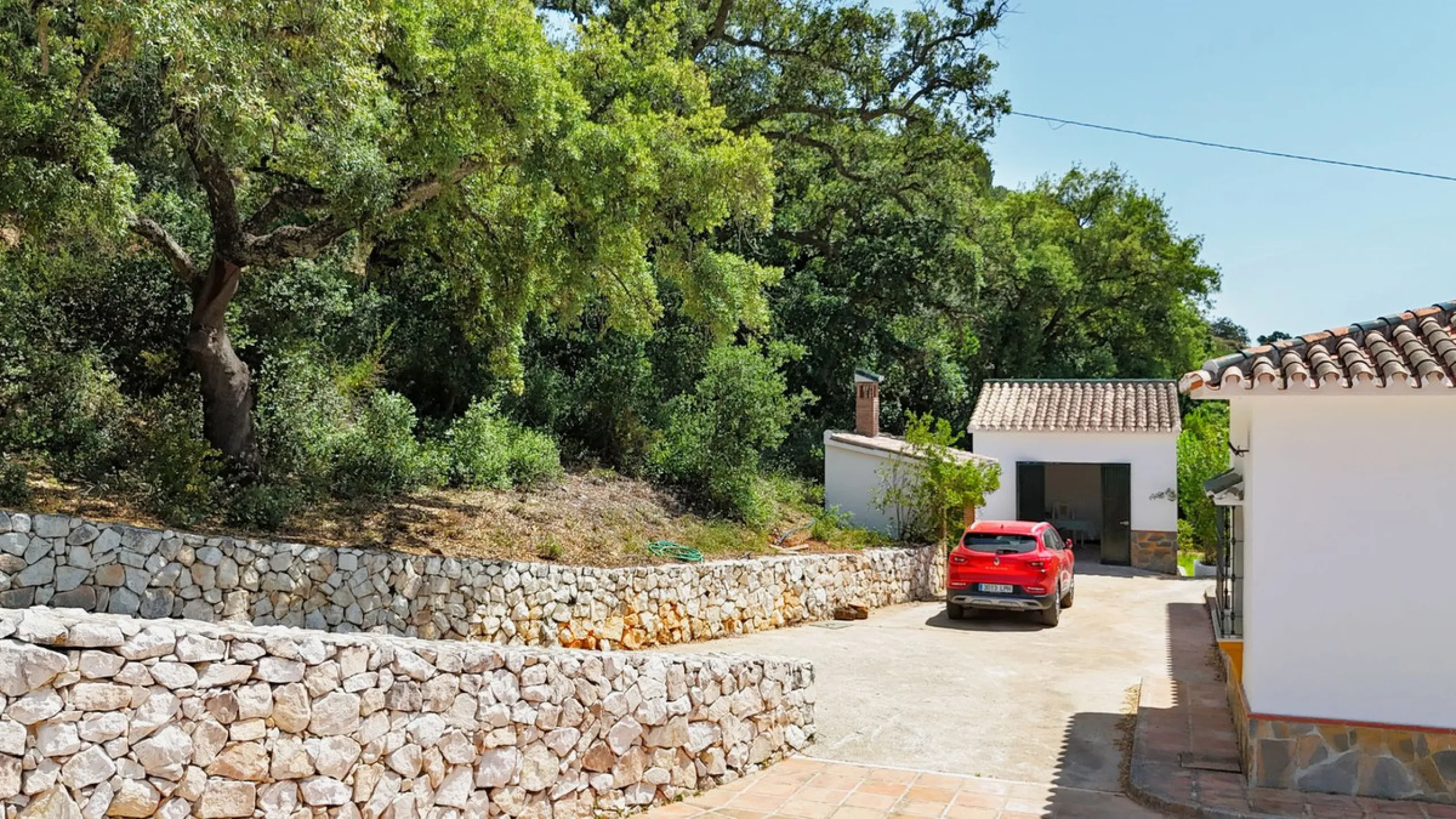 Impressive property in a prime location with views of the countryside and mountains on a plot of over 37,000 m² in Alhaurin El Grande !