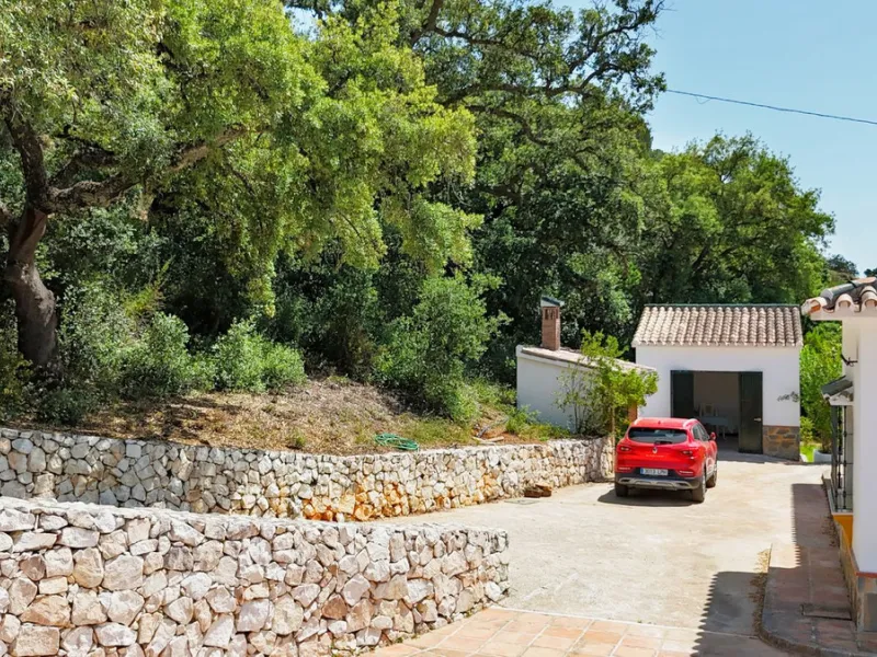 Impressive property in a prime location with views of the countryside and mountains on a plot of over 37,000 m² in Alhaurin El Grande !
