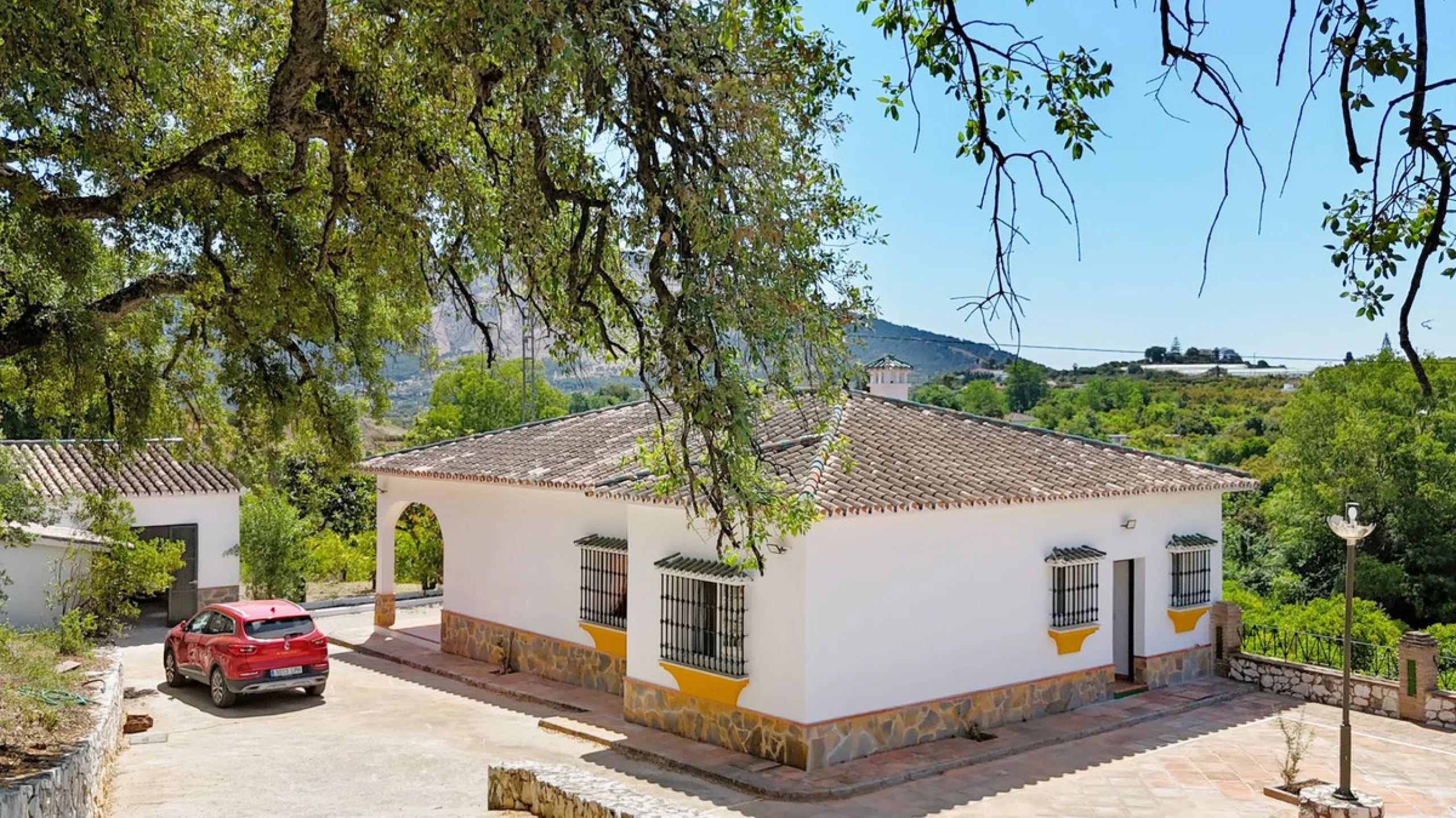 Impressive property in a prime location with views of the countryside and mountains on a plot of over 37,000 m² in Alhaurin El Grande !