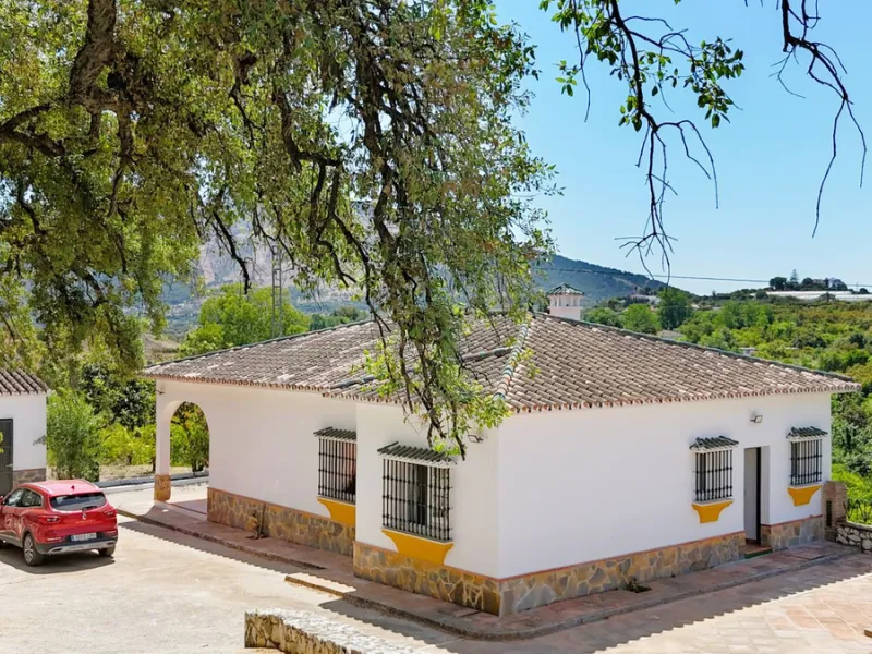 Impressive property in a prime location with views of the countryside and mountains on a plot of over 37,000 m² in Alhaurin El Grande !