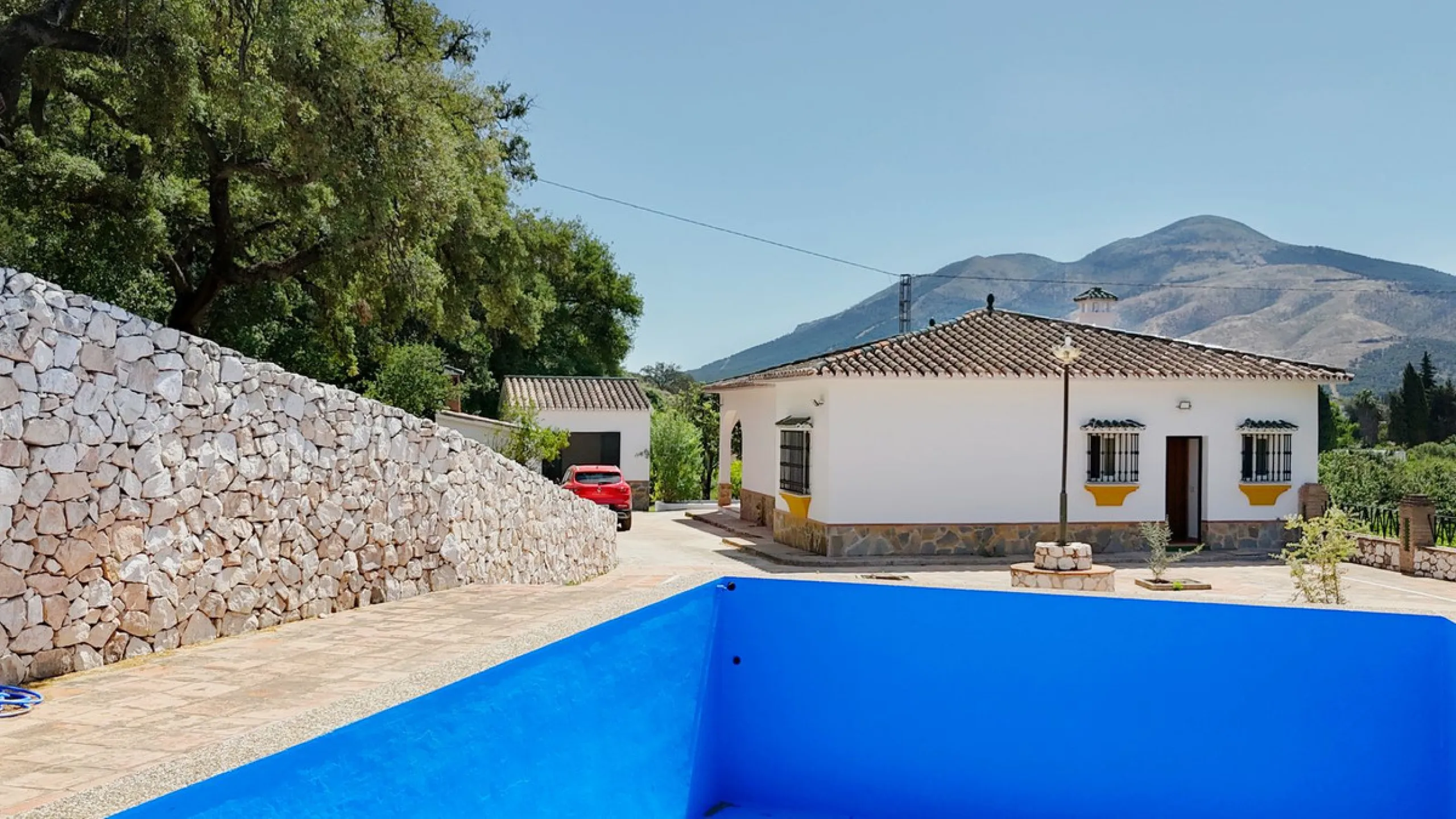 Impressive property in a prime location with views of the countryside and mountains on a plot of over 37,000 m² in Alhaurin El Grande !