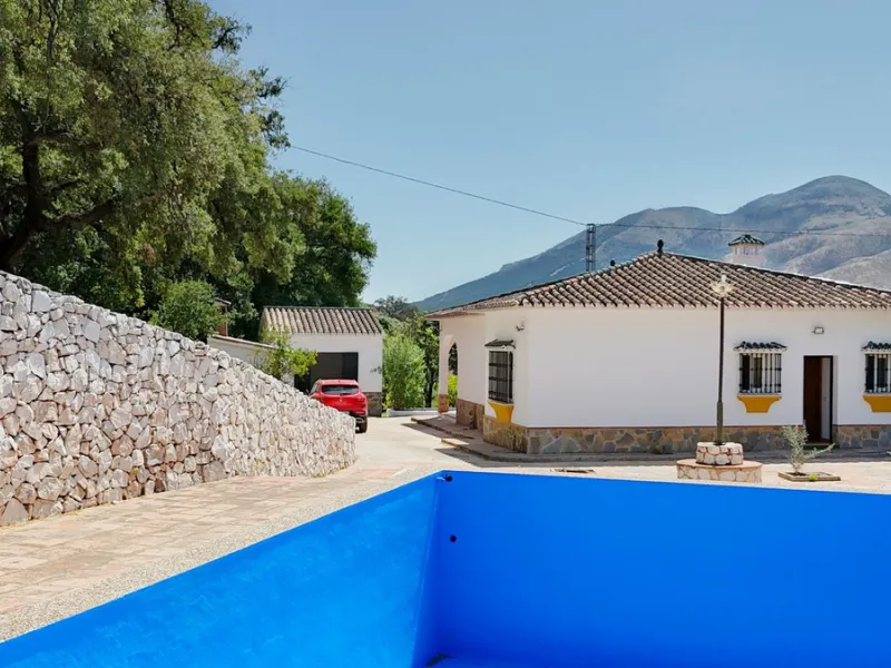 Impressive property in a prime location with views of the countryside and mountains on a plot of over 37,000 m² in Alhaurin El Grande !