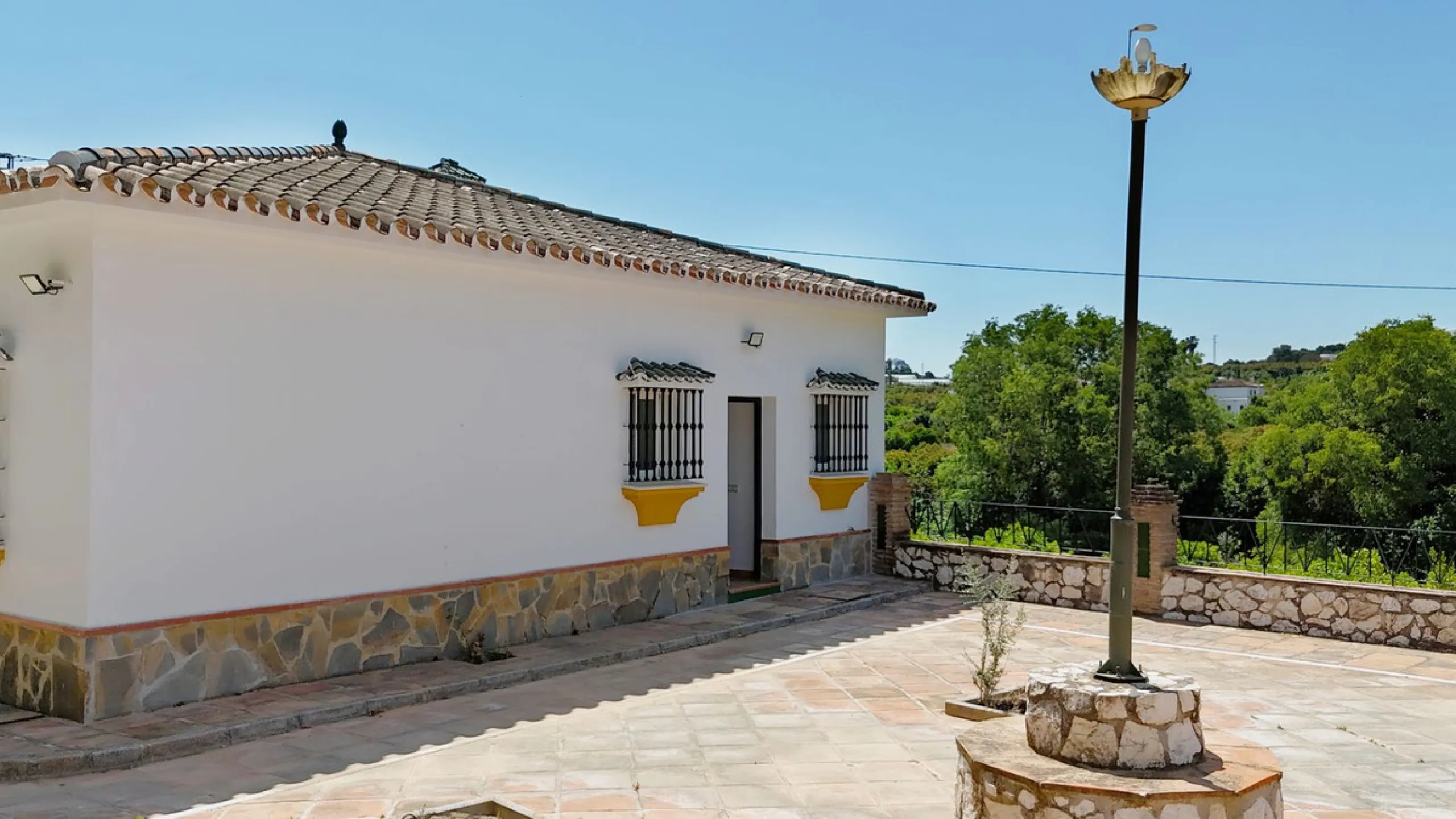 Impressive property in a prime location with views of the countryside and mountains on a plot of over 37,000 m² in Alhaurin El Grande !