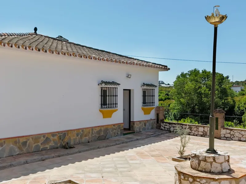 Impressive property in a prime location with views of the countryside and mountains on a plot of over 37,000 m² in Alhaurin El Grande !