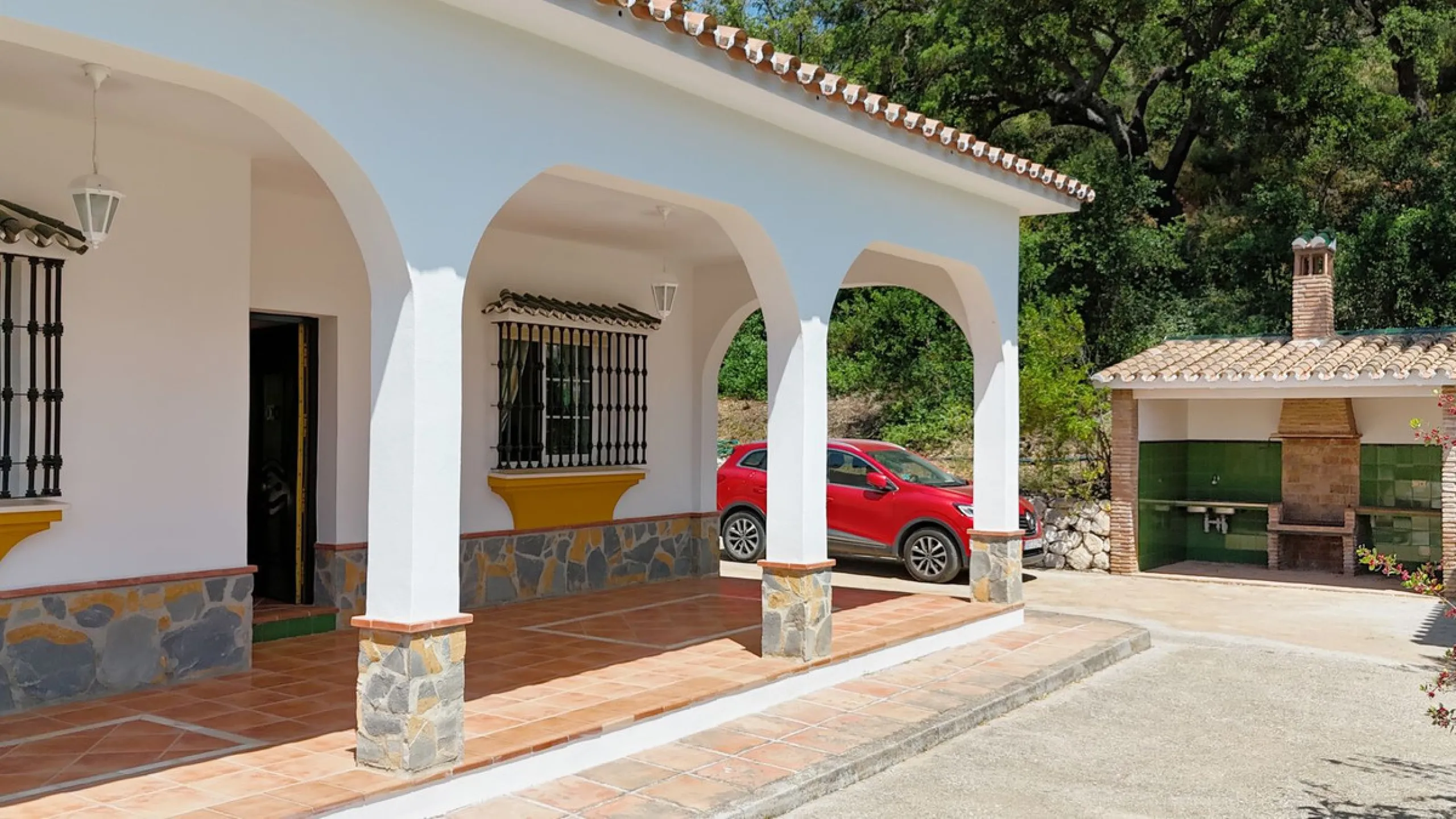 Impressive property in a prime location with views of the countryside and mountains on a plot of over 37,000 m² in Alhaurin El Grande !