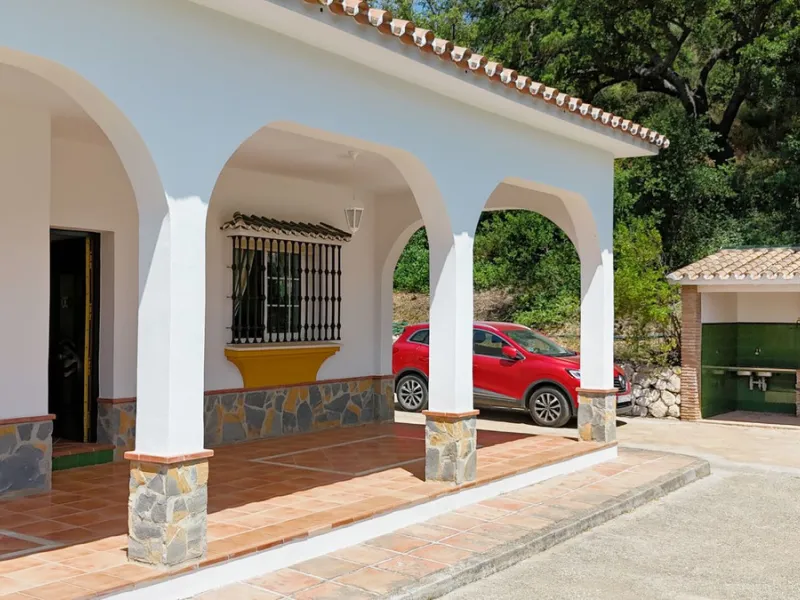 Impressive property in a prime location with views of the countryside and mountains on a plot of over 37,000 m² in Alhaurin El Grande !