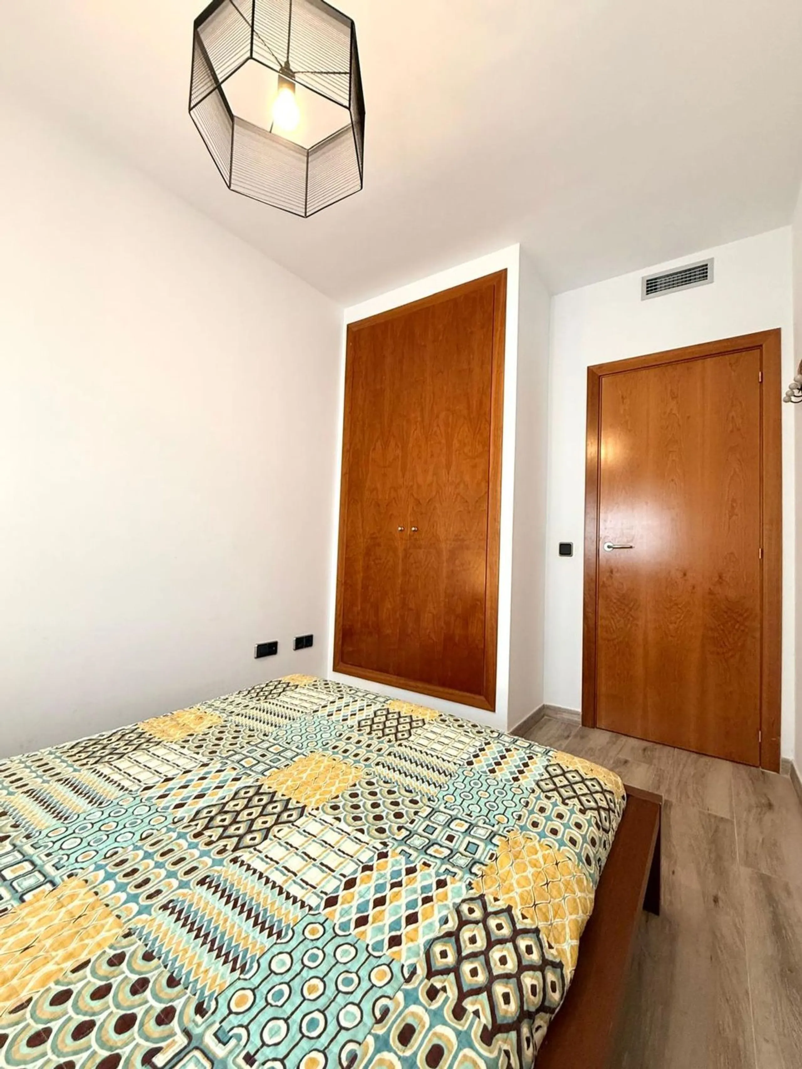 Piso moderno con terraza y servicios premium a 20 metros del mar en Cambrils