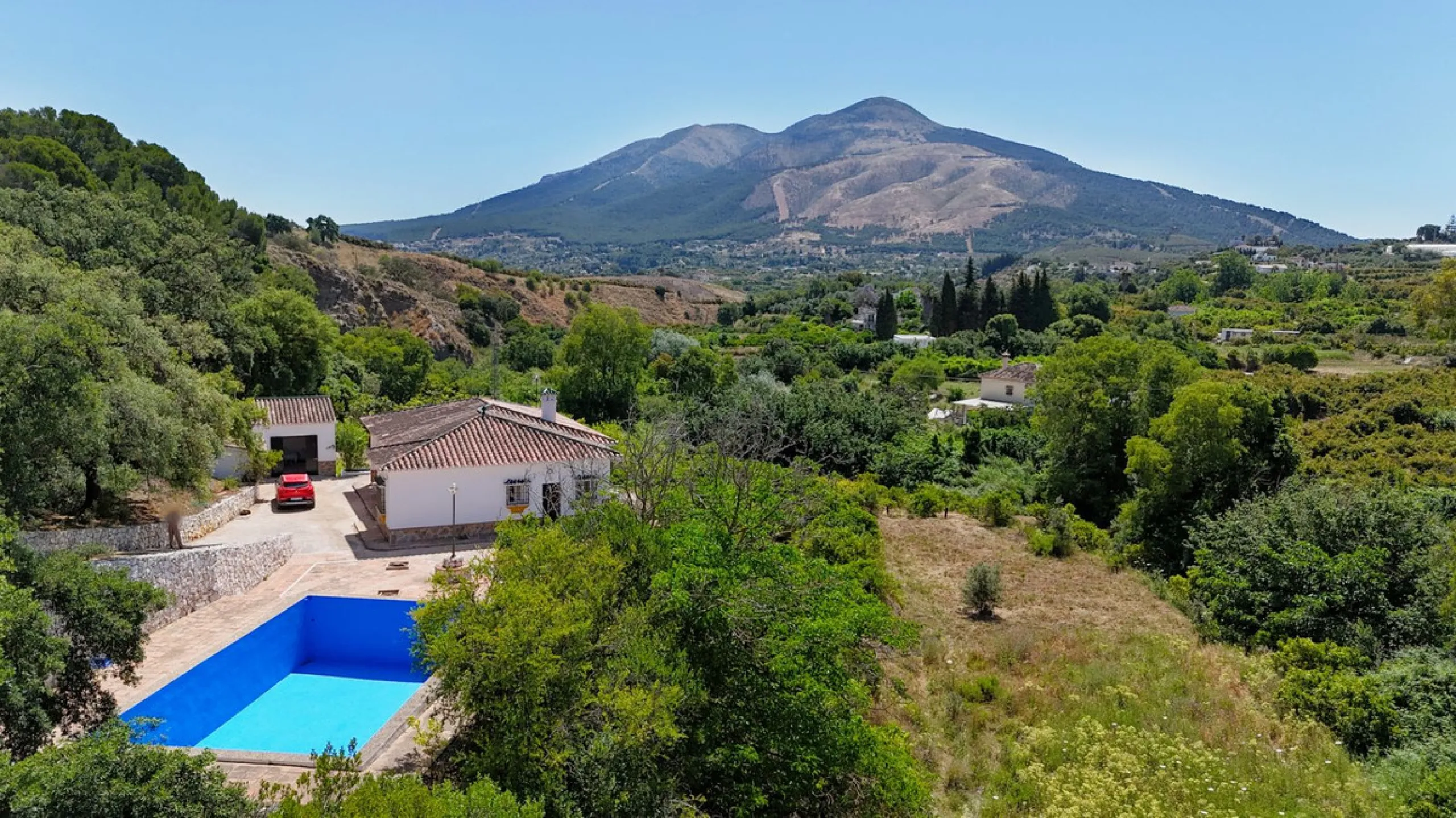 Impressive property in a prime location with views of the countryside and mountains on a plot of over 37,000 m² in Alhaurin El Grande !