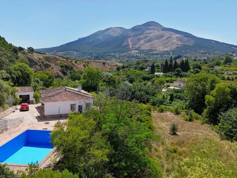 Impressive property in a prime location with views of the countryside and mountains on a plot of over 37,000 m² in Alhaurin El Grande !