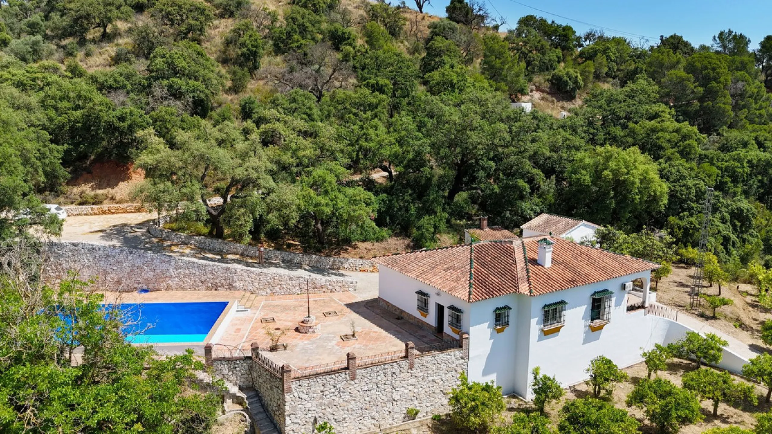 Impressive property in a prime location with views of the countryside and mountains on a plot of over 37,000 m² in Alhaurin El Grande !
