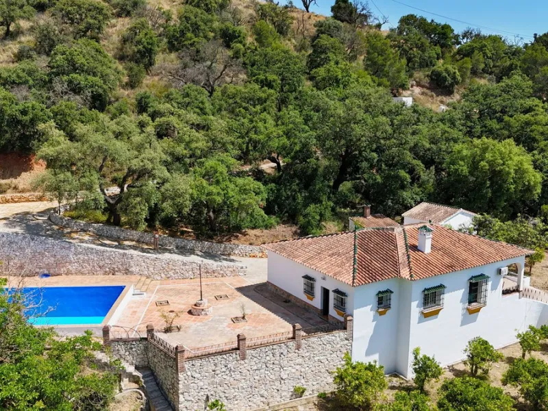Impressive property in a prime location with views of the countryside and mountains on a plot of over 37,000 m² in Alhaurin El Grande !