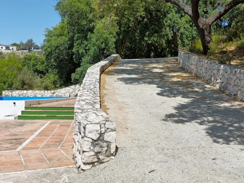 Impressive property in a prime location with views of the countryside and mountains on a plot of over 37,000 m² in Alhaurin El Grande !