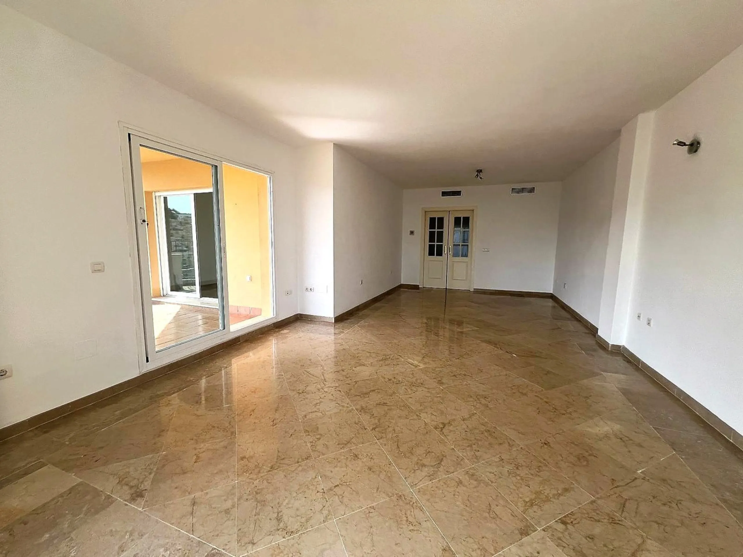 Apartment - Middle Floor Apartment в продаже в Mijas, Málaga. В доме 2 спален и 2 ванных комнат. Площадь дома 130 м²