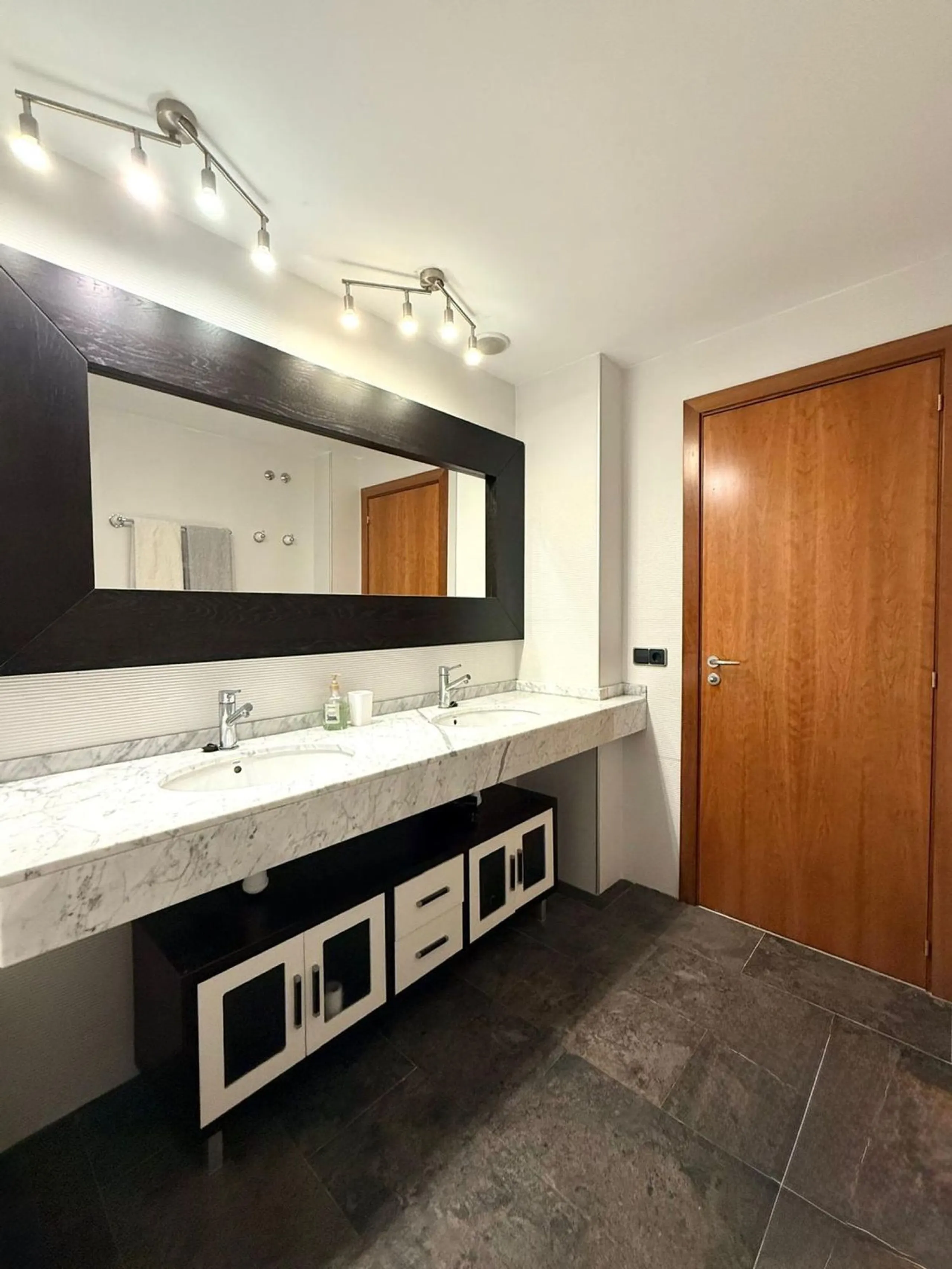 Piso moderno con terraza y servicios premium a 20 metros del mar en Cambrils