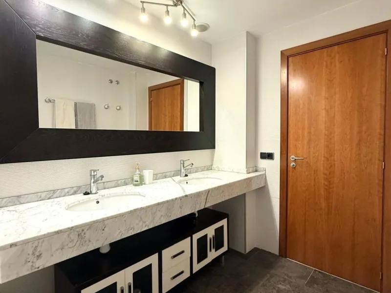 Piso moderno con terraza y servicios premium a 20 metros del mar en Cambrils