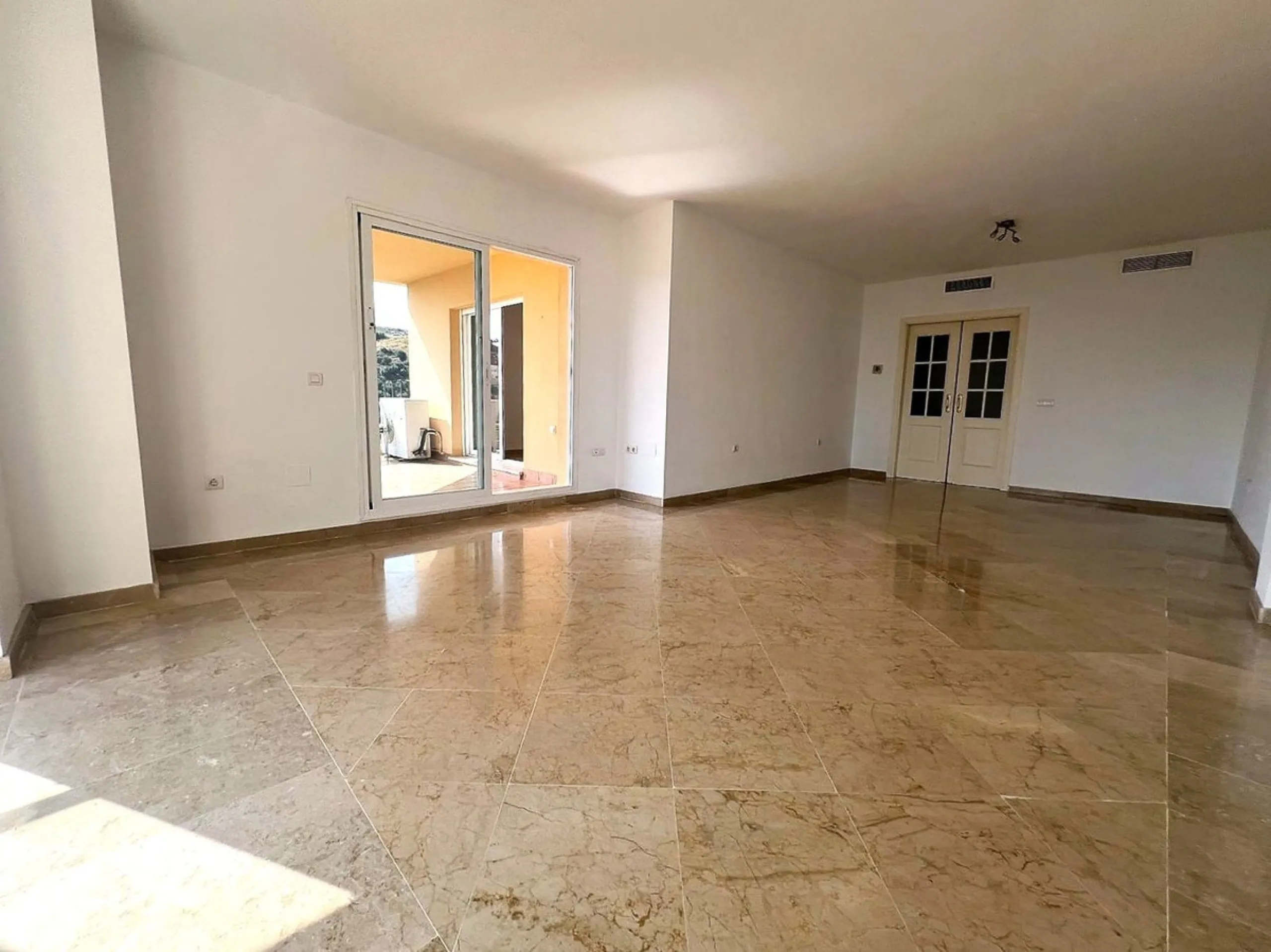 Apartment - Middle Floor Apartment в продаже в Mijas, Málaga. В доме 2 спален и 2 ванных комнат. Площадь дома 130 м²