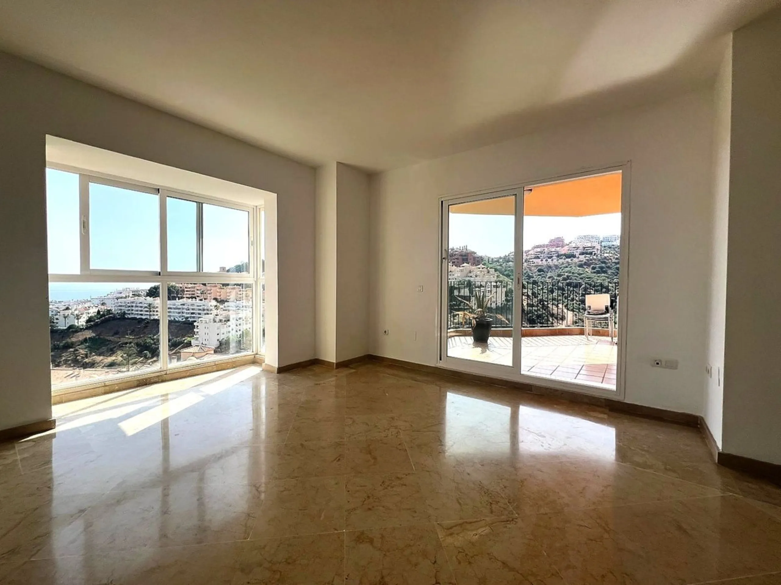 Apartment - Middle Floor Apartment в продаже в Mijas, Málaga. В доме 2 спален и 2 ванных комнат. Площадь дома 130 м²