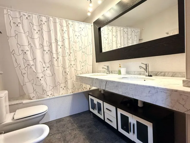 Piso moderno con terraza y servicios premium a 20 metros del mar en Cambrils