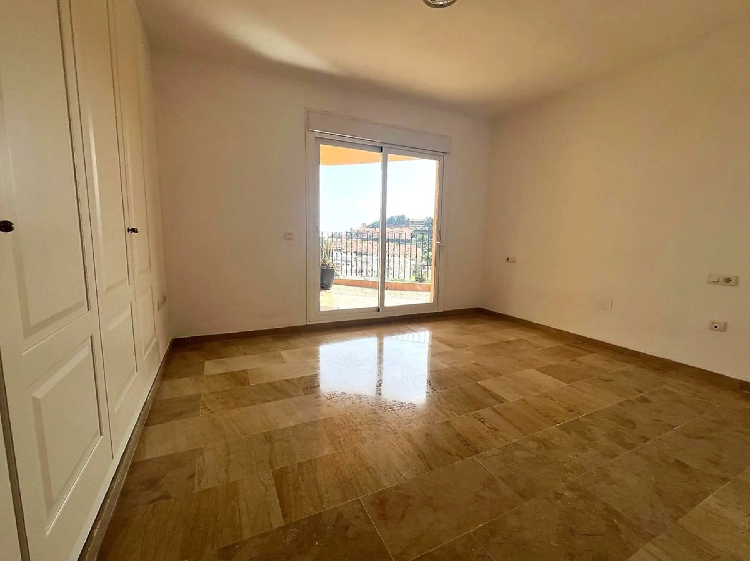 Apartment - Middle Floor Apartment в продаже в Mijas, Málaga. В доме 2 спален и 2 ванных комнат. Площадь дома 130 м²