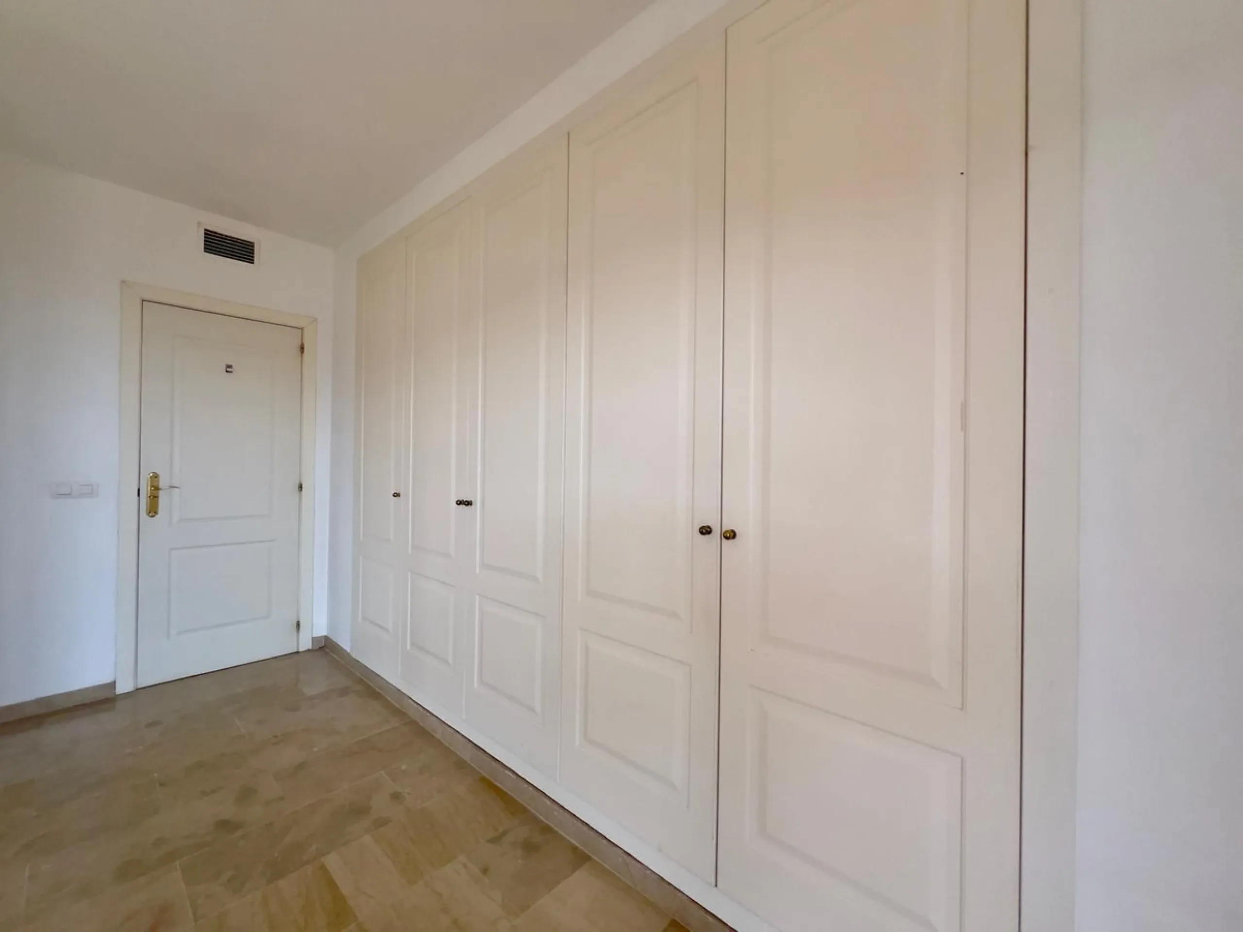 Apartment - Middle Floor Apartment в продаже в Mijas, Málaga. В доме 2 спален и 2 ванных комнат. Площадь дома 130 м²