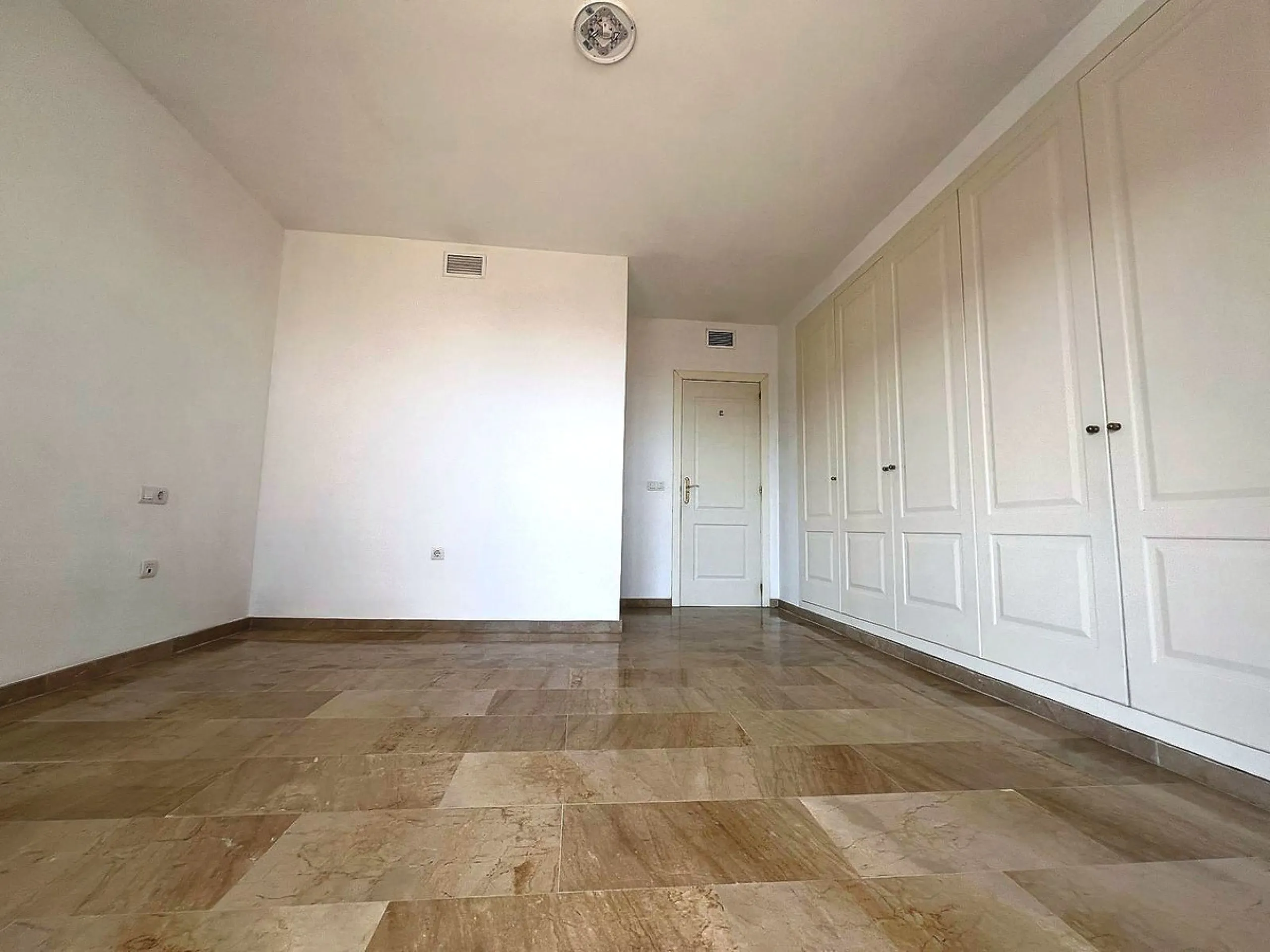 Apartment - Middle Floor Apartment в продаже в Mijas, Málaga. В доме 2 спален и 2 ванных комнат. Площадь дома 130 м²