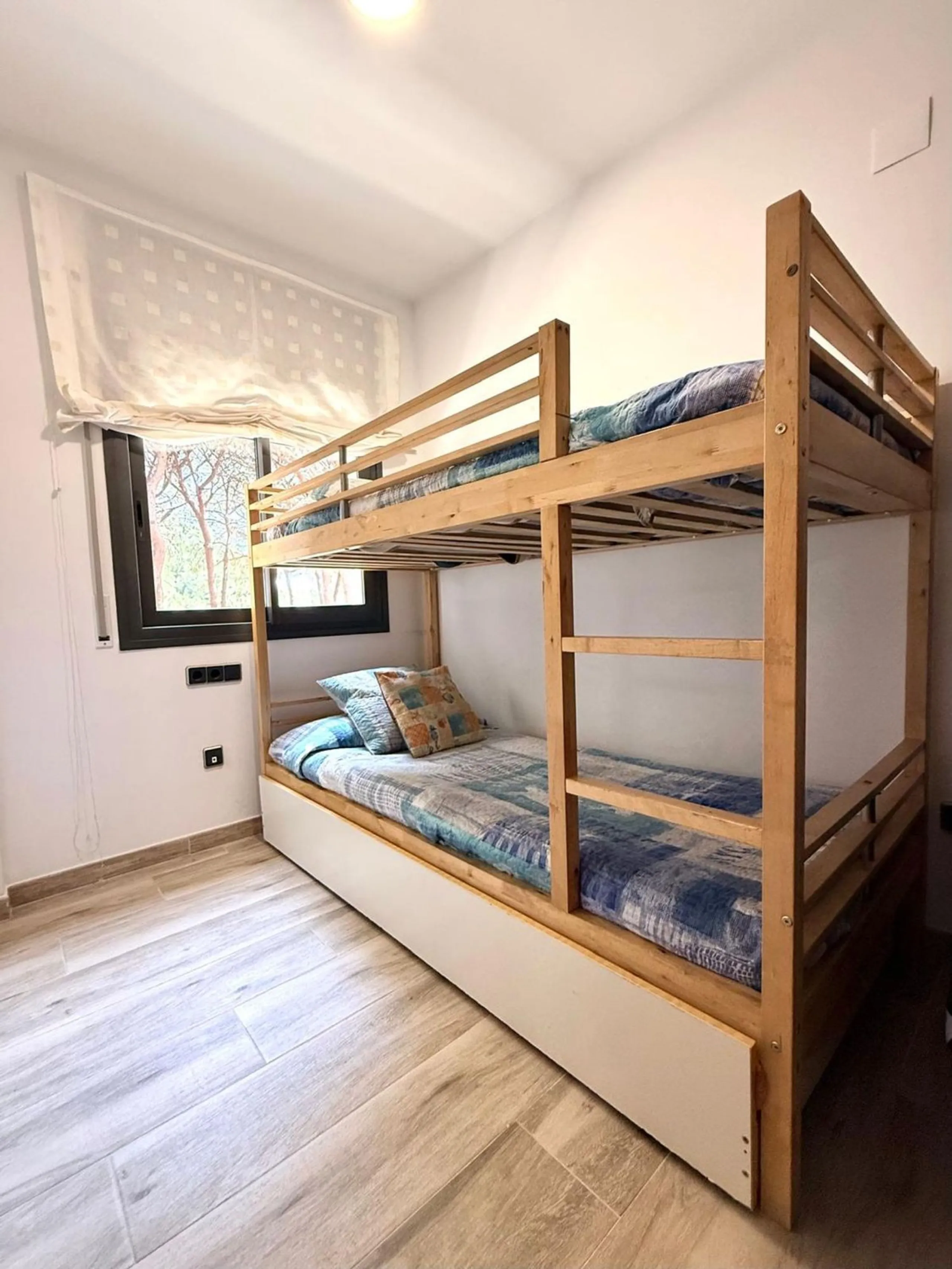 Piso moderno con terraza y servicios premium a 20 metros del mar en Cambrils