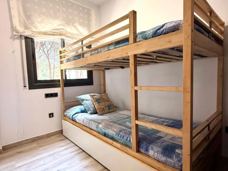 Piso moderno con terraza y servicios premium a 20 metros del mar en Cambrils