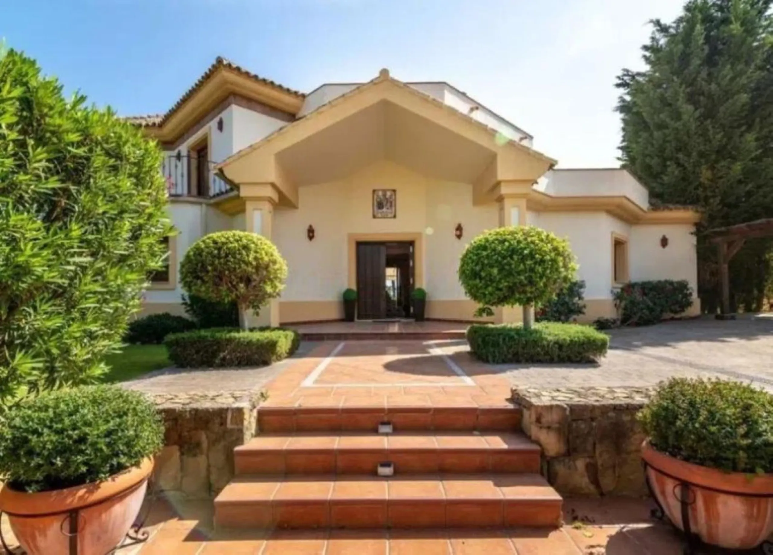Nestled directly on the front line of the renowned Los Flamingos Golf Resort, this spectacular villa represents the perfect blend of classic and modern styling in one of Benahavis´ most prestigious and secure residential enclaves. Set amidst rolling green