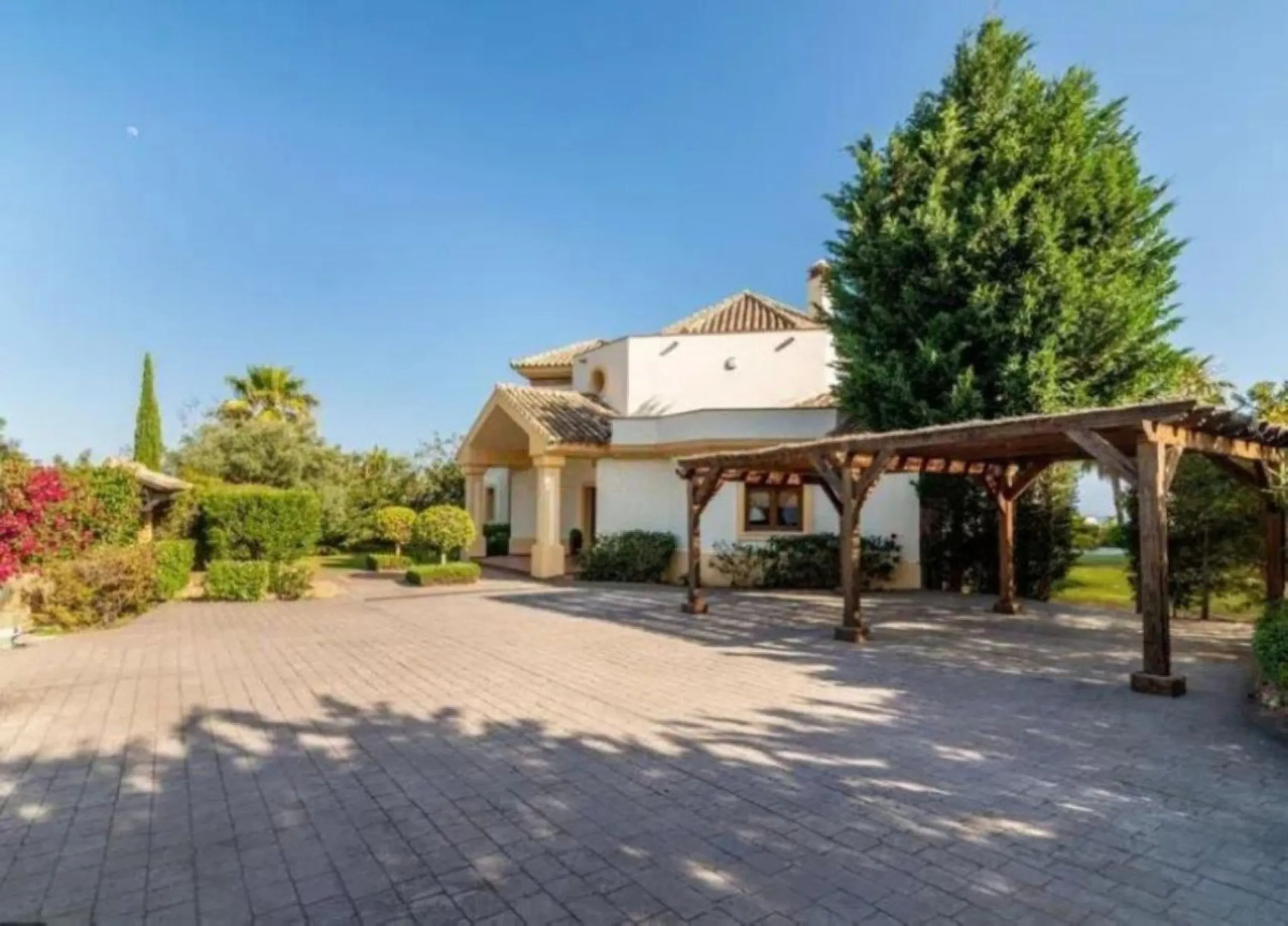 Nestled directly on the front line of the renowned Los Flamingos Golf Resort, this spectacular villa represents the perfect blend of classic and modern styling in one of Benahavis´ most prestigious and secure residential enclaves. Set amidst rolling green